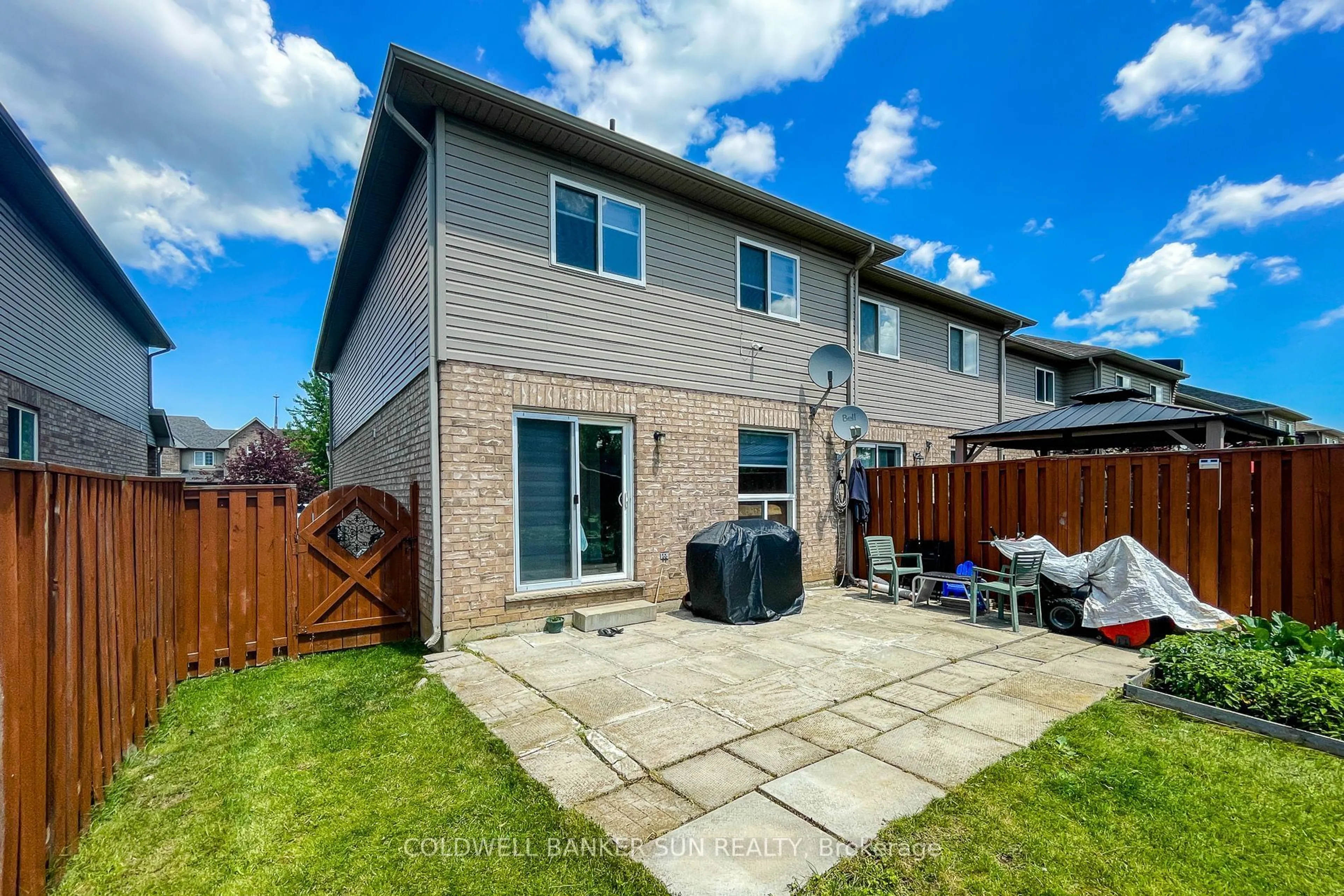 A pic from outside/outdoor area/front of a property/back of a property/a pic from drone, street for 112 Meadow Wood Cres, Hamilton Ontario L8J 3Z8