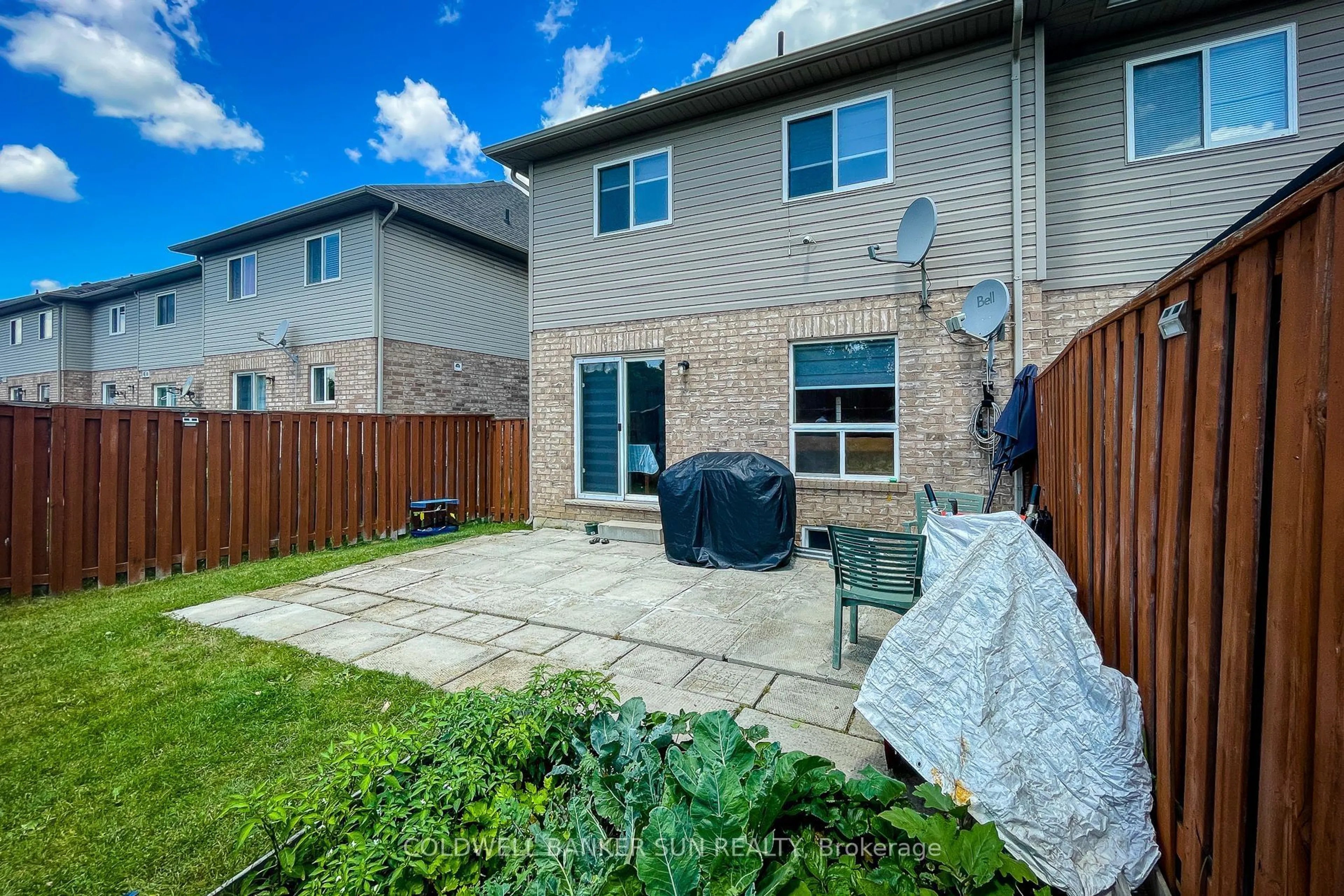 Patio, street for 112 Meadow Wood Cres, Hamilton Ontario L8J 3Z8