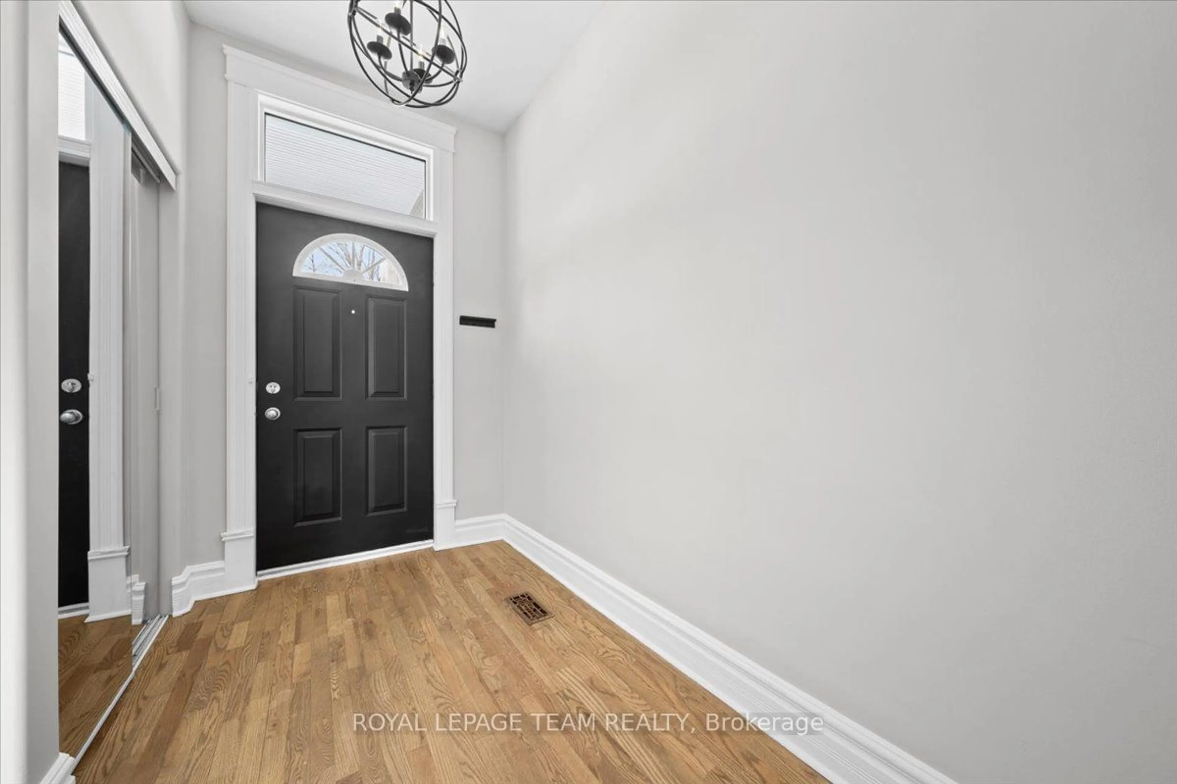 Indoor entryway for 132-136 Elm St, West Centre Town Ontario K1R 6N5