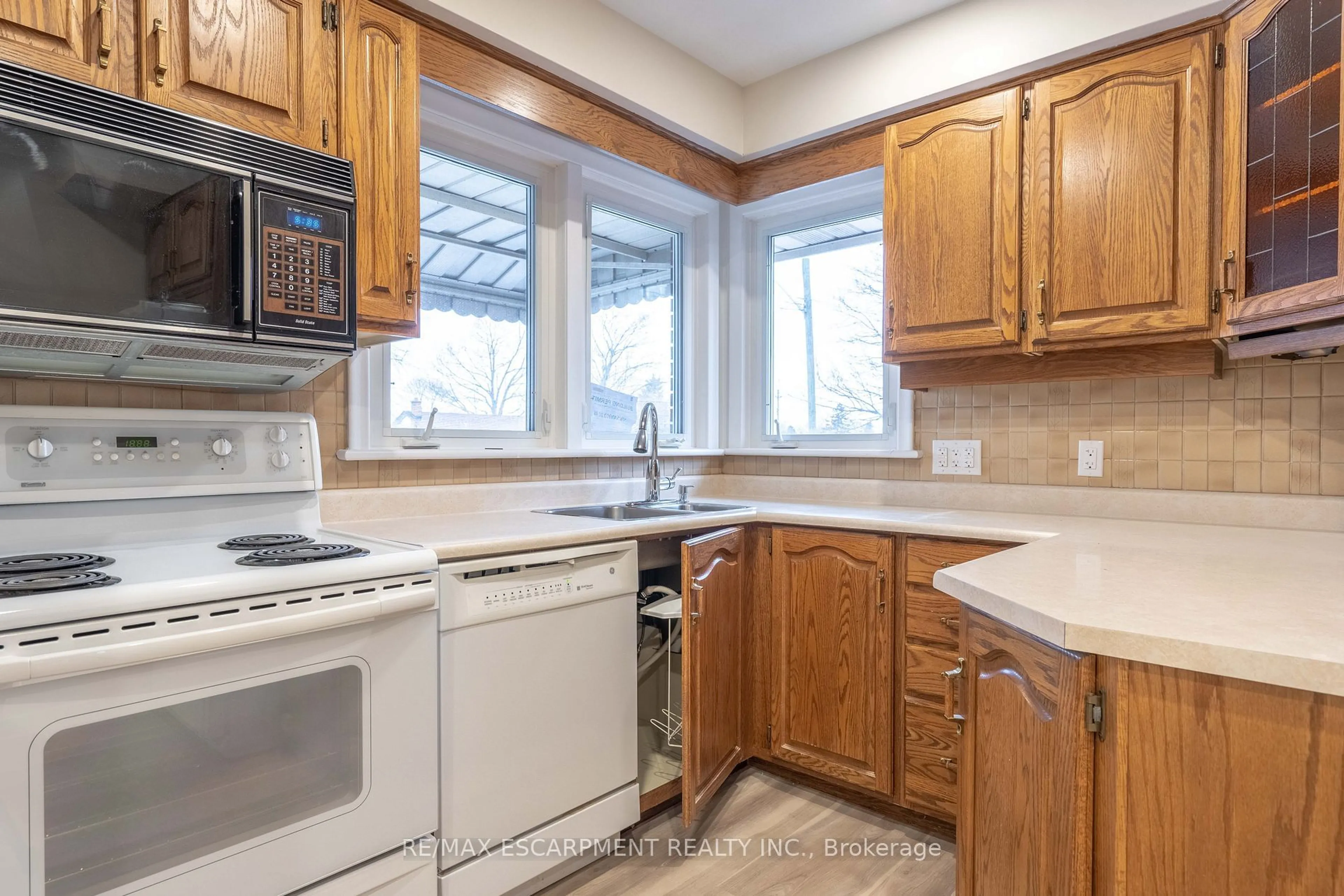 Standard kitchen, unknown for 9 WEST 22ND St, Hamilton Ontario L9C 4N4