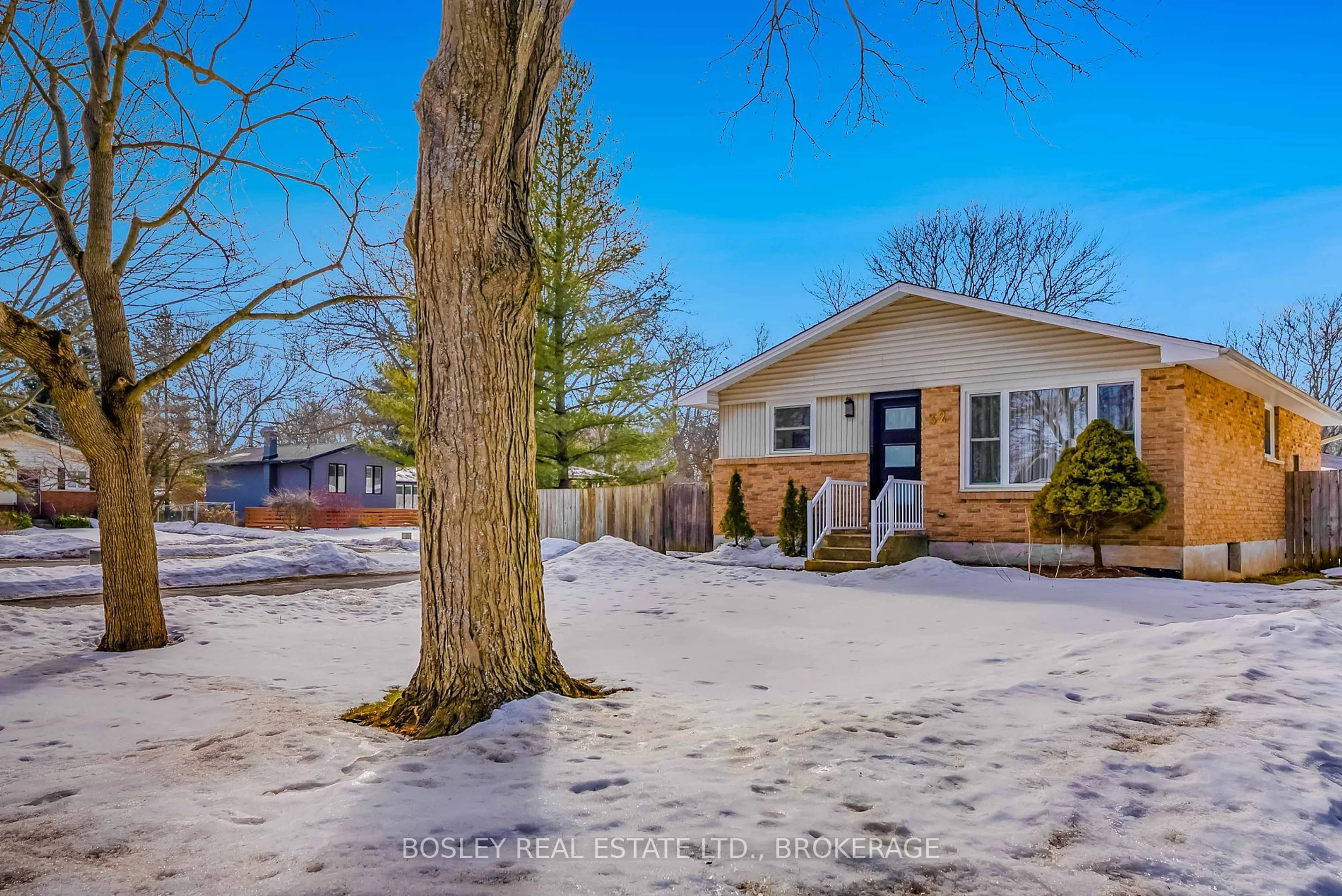 A pic from outside/outdoor area/front of a property/back of a property/a pic from drone, street for 32 Fallingbrook Dr, Pelham Ontario L0S 1E1