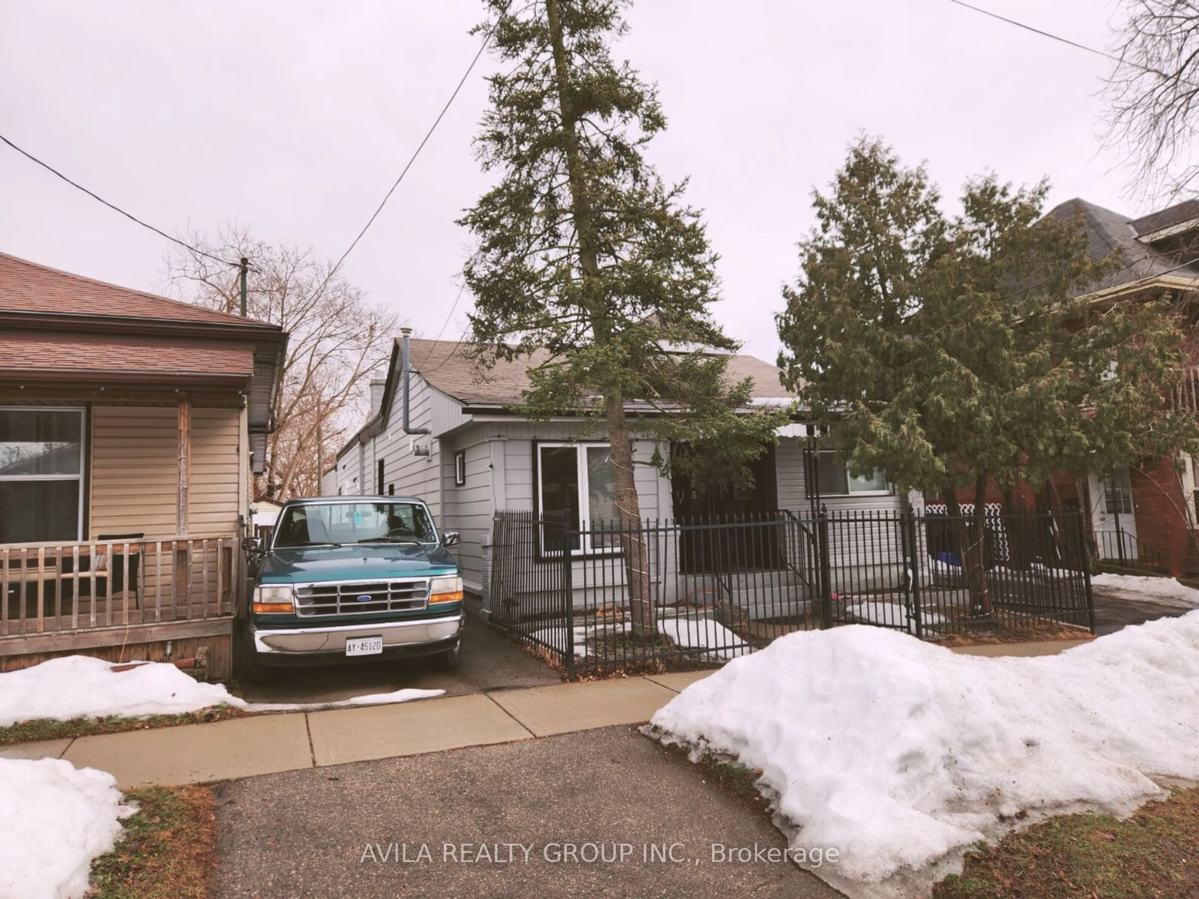 A pic from outside/outdoor area/front of a property/back of a property/a pic from drone, street for 135 Charlotte St, Brantford Ontario N3T 2X7