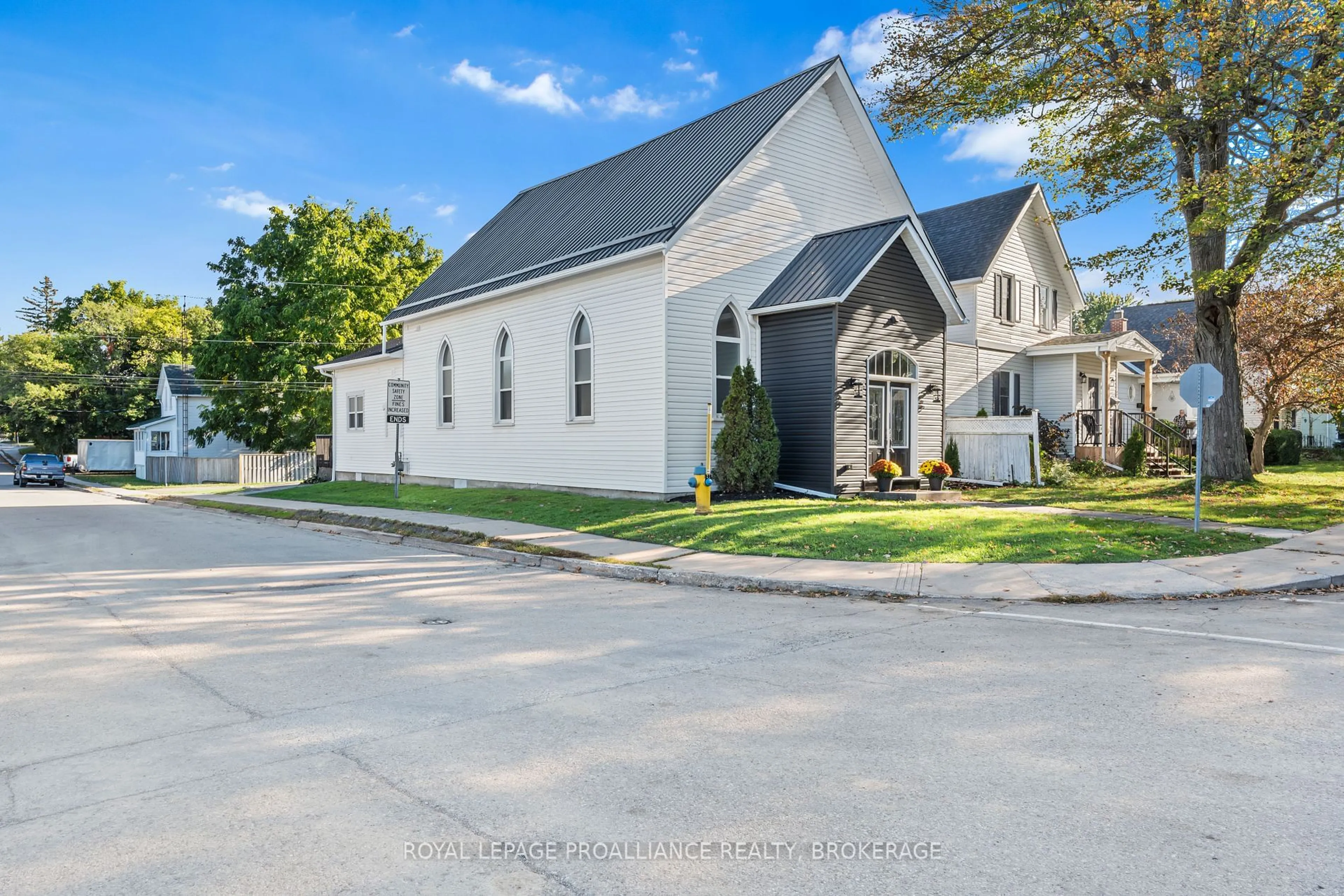 A pic from outside/outdoor area/front of a property/back of a property/a pic from drone, street for 299 ARTHUR St, Gananoque Ontario K7G 1B3