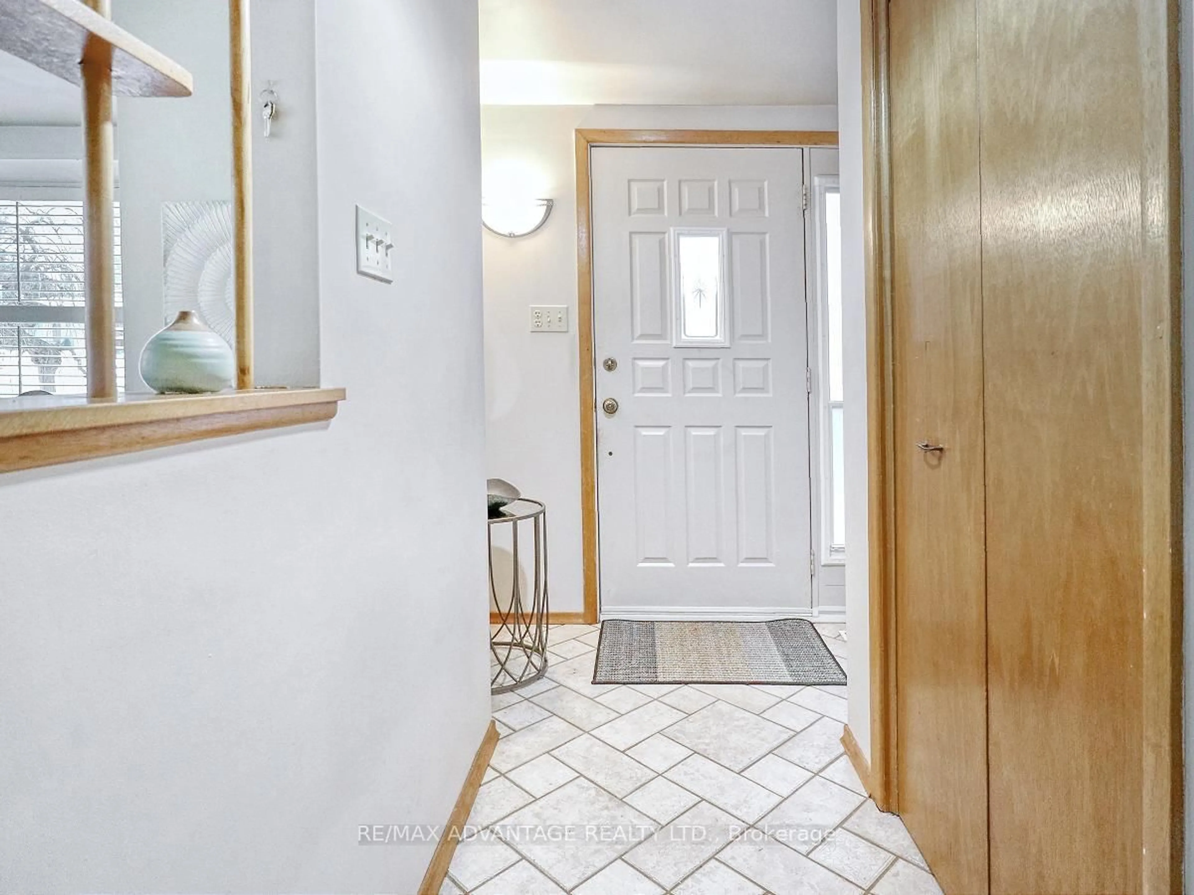 Indoor entryway for 1078 Nashua Ave, London Ontario N6K 2C3