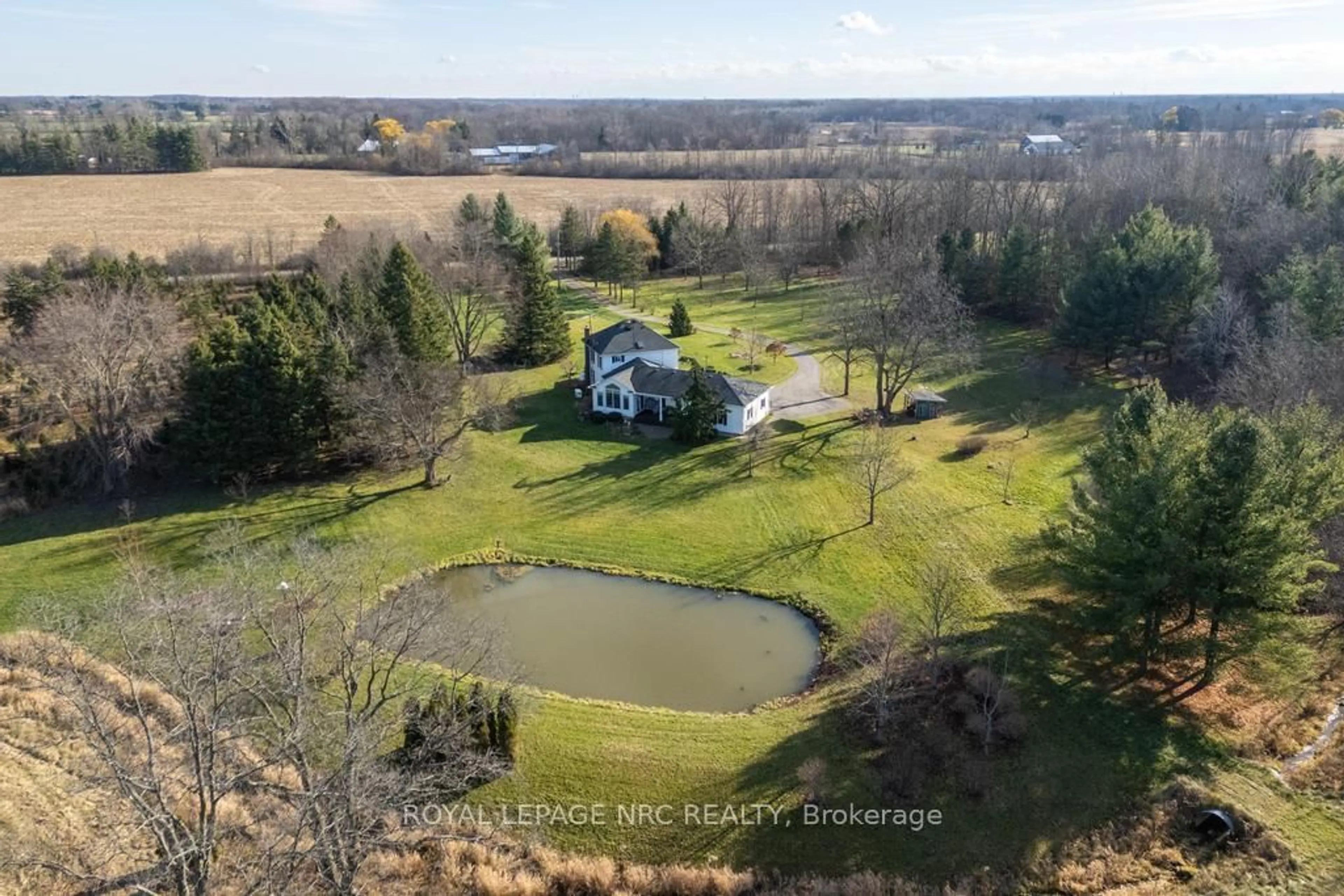 A pic from outside/outdoor area/front of a property/back of a property/a pic from drone, water/lake/river/ocean view for 740 Centre St, Pelham Ontario L0S 1C0