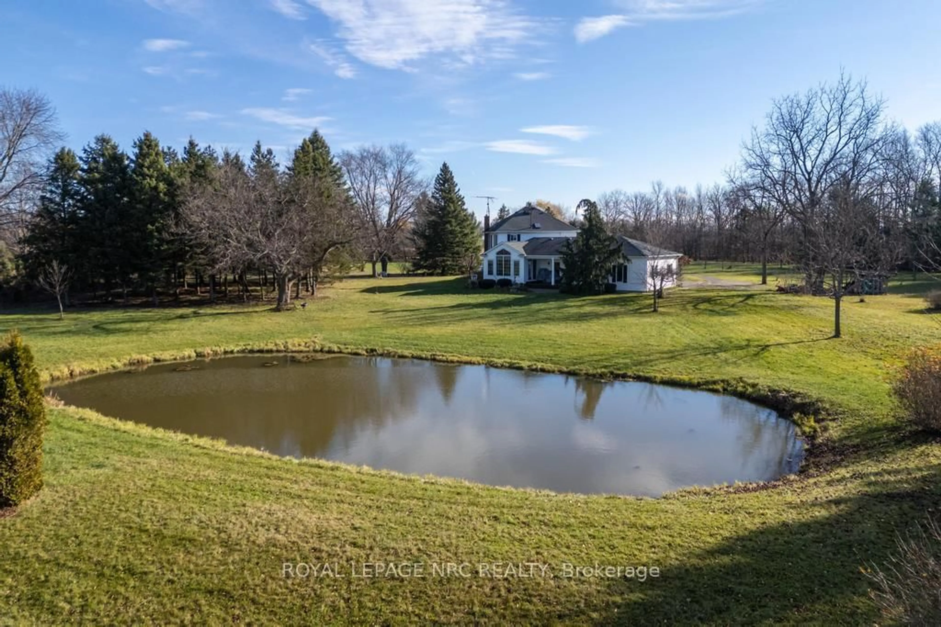 A pic from outside/outdoor area/front of a property/back of a property/a pic from drone, water/lake/river/ocean view for 740 Centre St, Pelham Ontario L0S 1C0