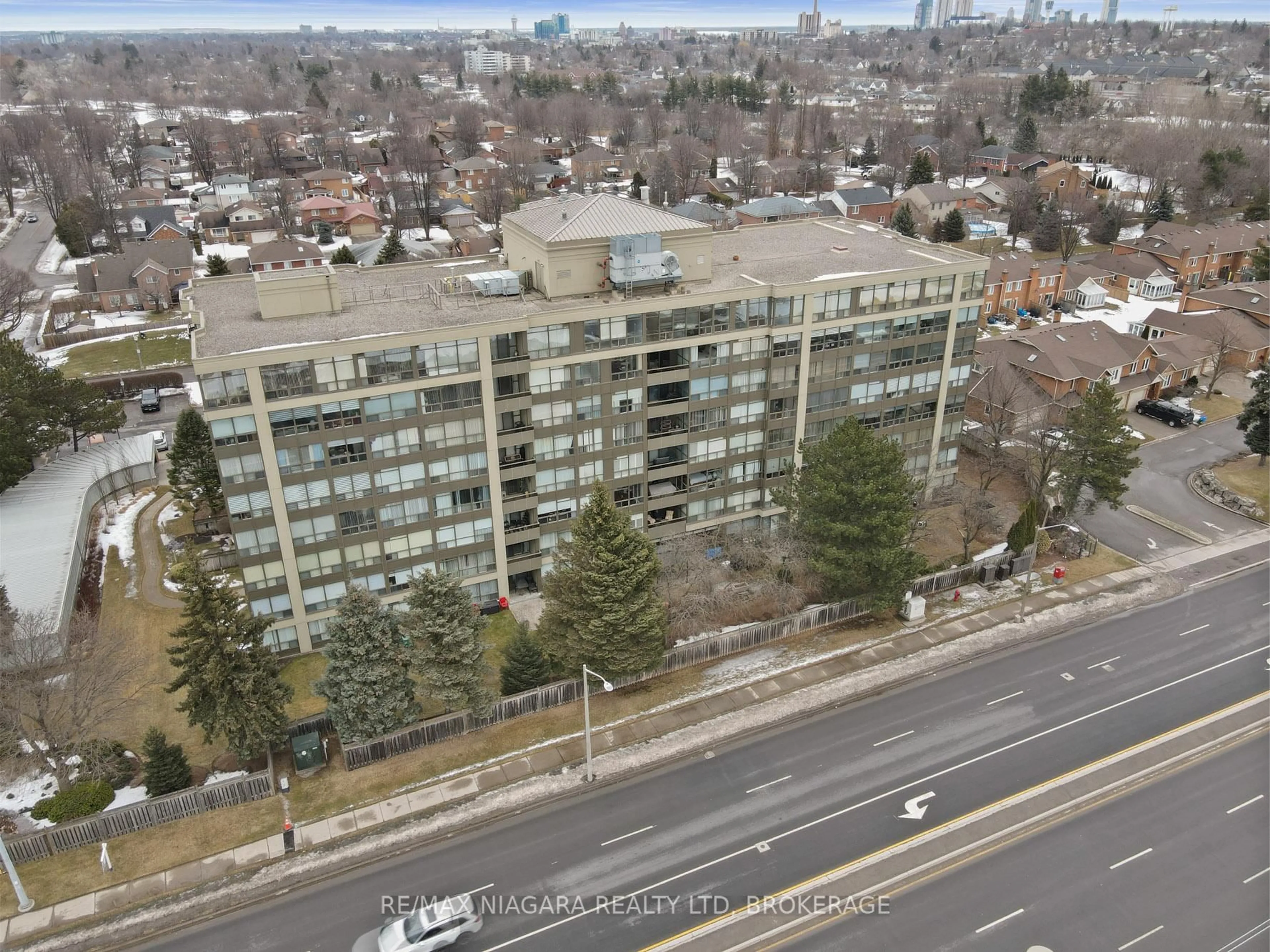 A pic from outside/outdoor area/front of a property/back of a property/a pic from drone, city buildings view from balcony for 5100 Dorchester Rd #206, Niagara Falls Ontario L2E 7H4