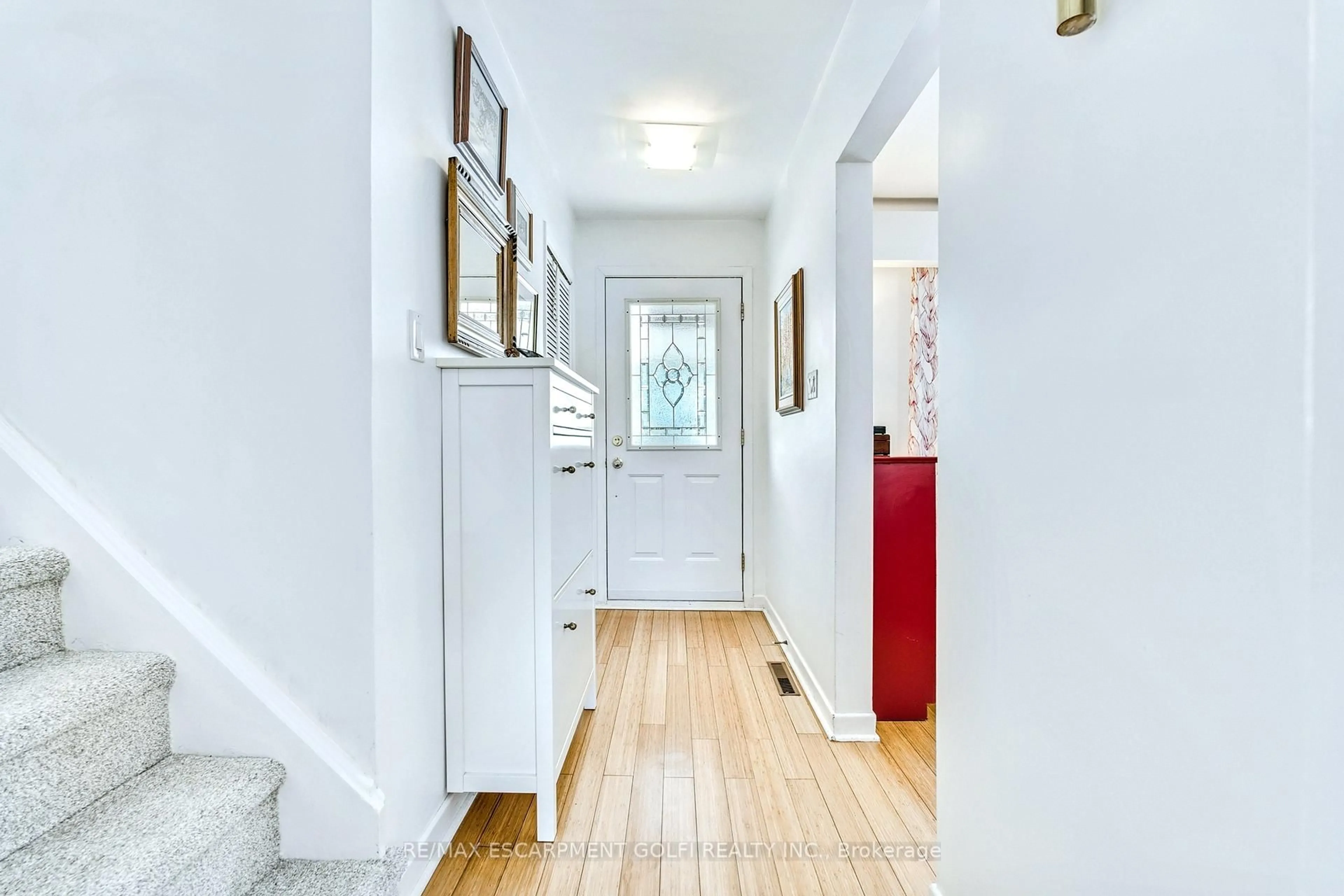 Indoor entryway for 1327 Pelham St, Pelham Ontario L0S 1E0