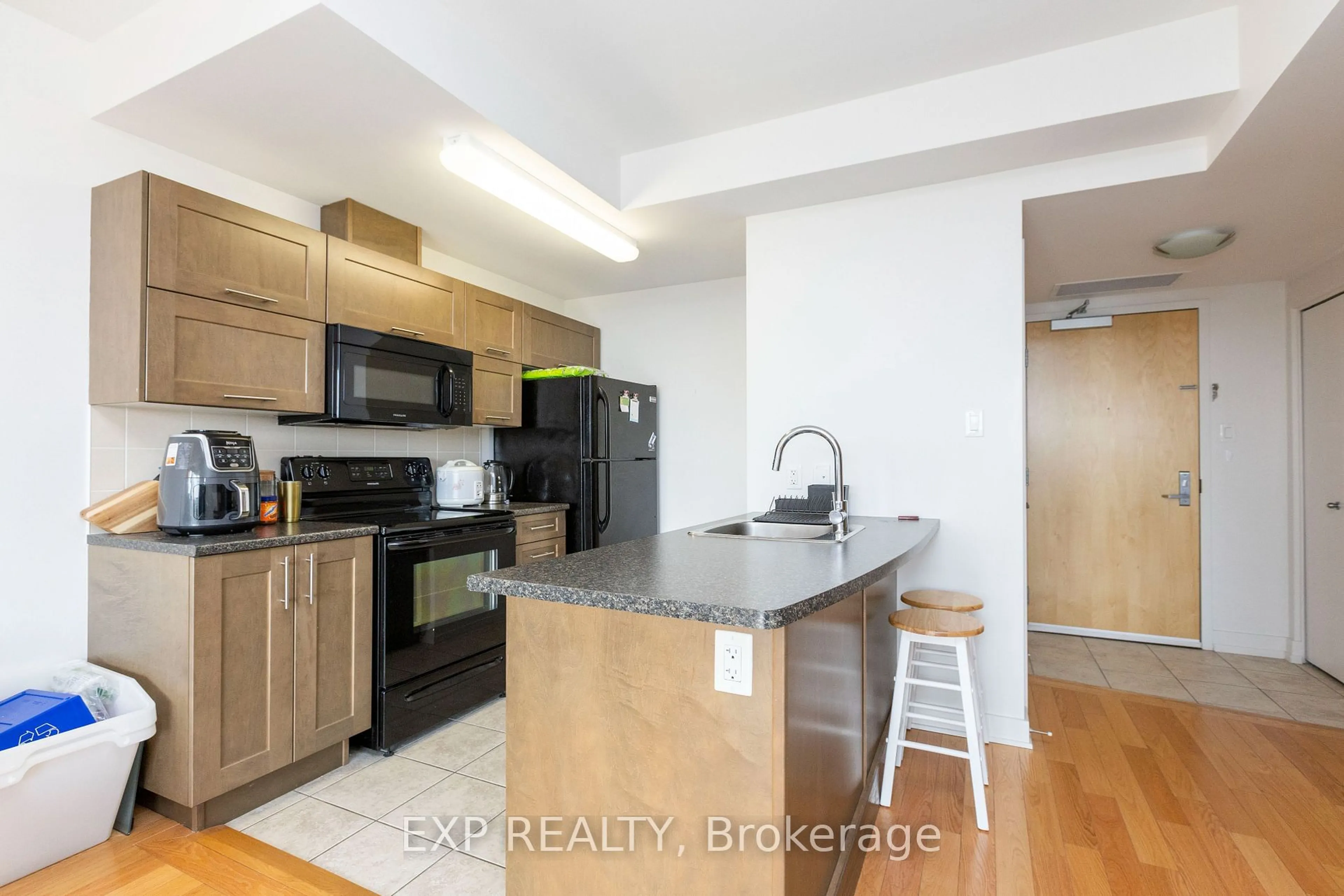 Standard kitchen, unknown for 179 METCALFE St #1707, Ottawa Centre Ontario K2P 1P7