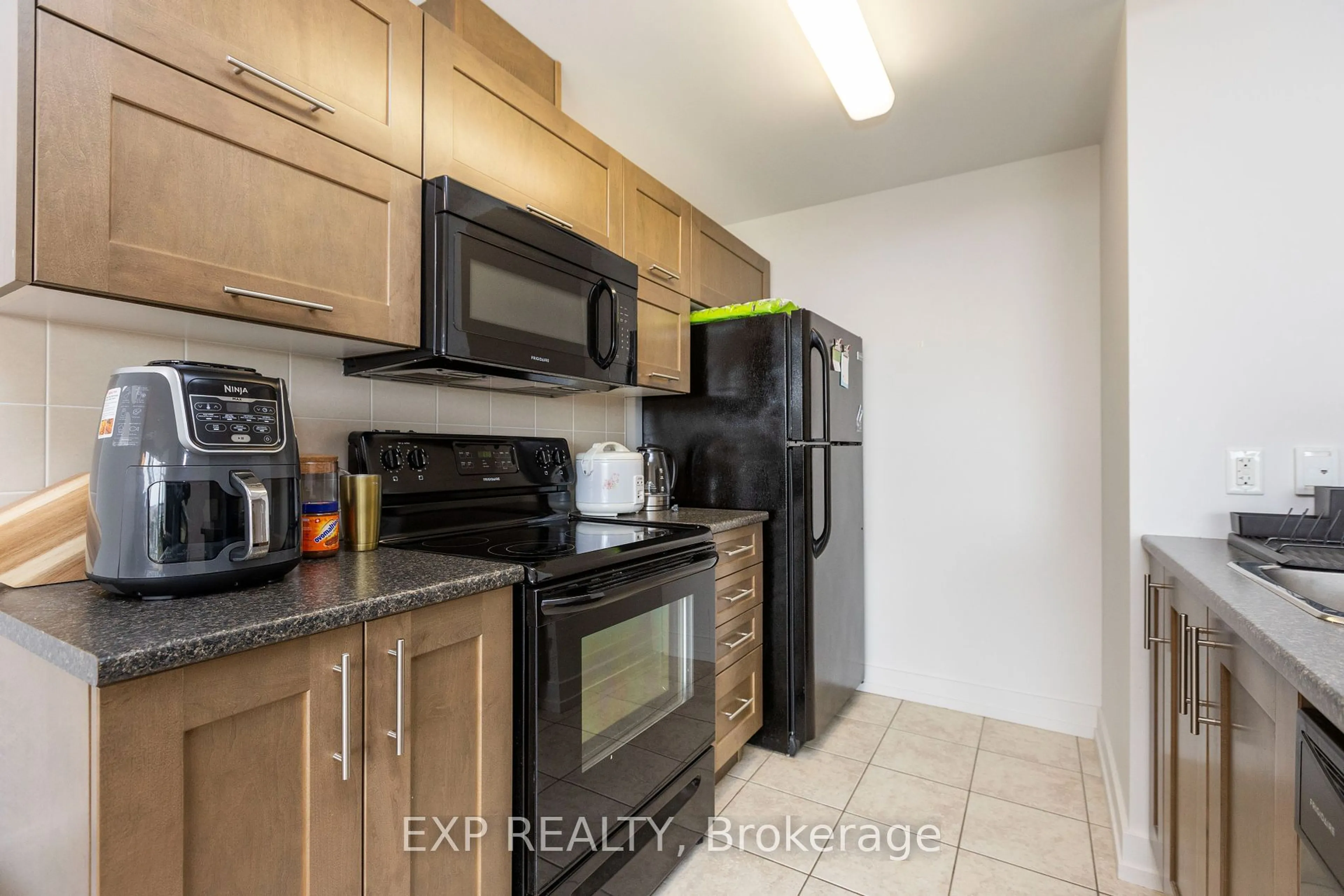 Standard kitchen, unknown for 179 METCALFE St #1707, Ottawa Centre Ontario K2P 1P7