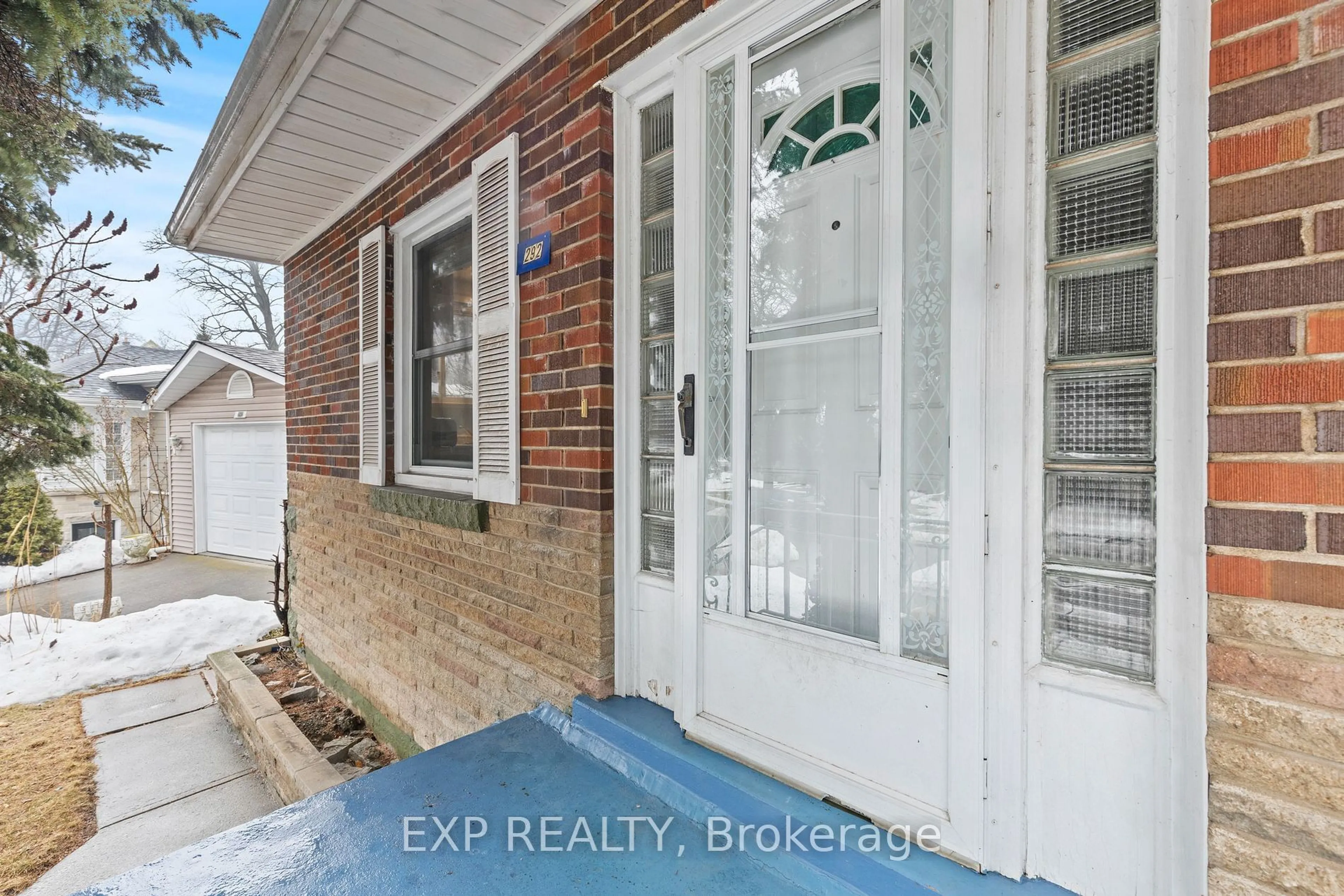 Indoor entryway for 292 Glenholme Ave, Hamilton Ontario L8K 3M3