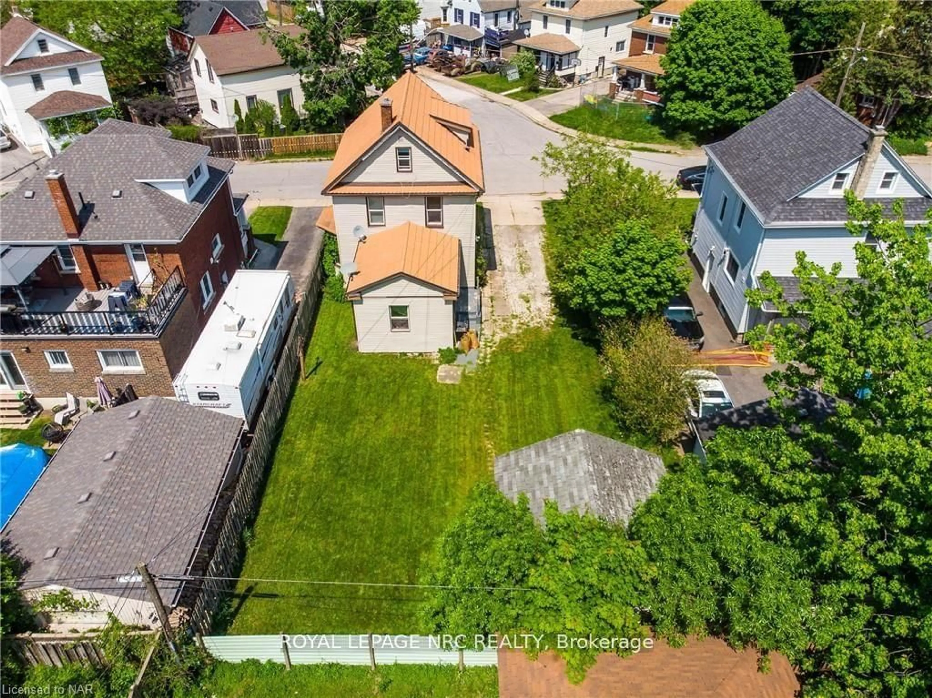 A pic from outside/outdoor area/front of a property/back of a property/a pic from drone, street for 4588 Nelson Cres, Niagara Falls Ontario L2E 1E9