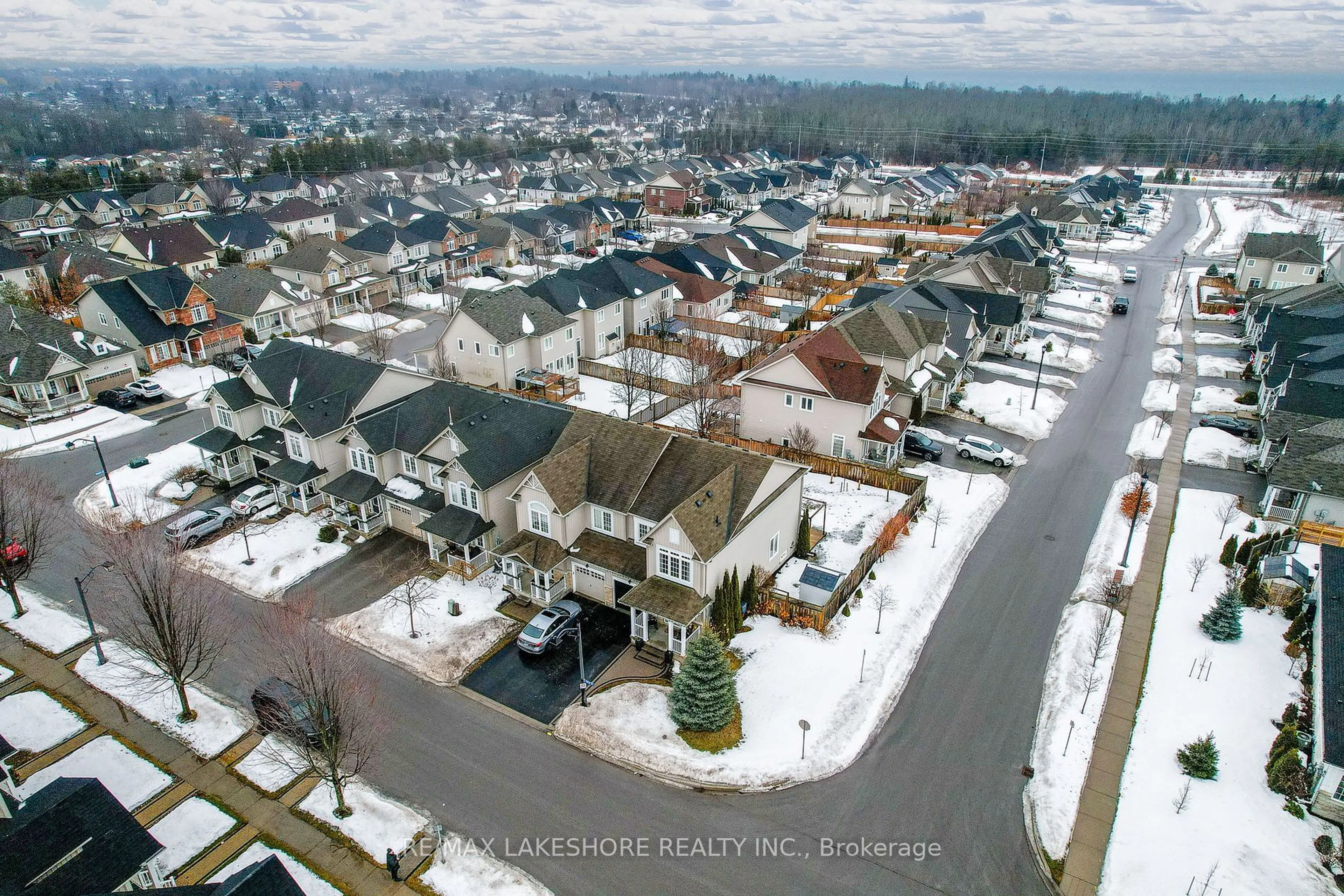 A pic from outside/outdoor area/front of a property/back of a property/a pic from drone, street for 821 Leslie St, Cobourg Ontario K9A 5N9