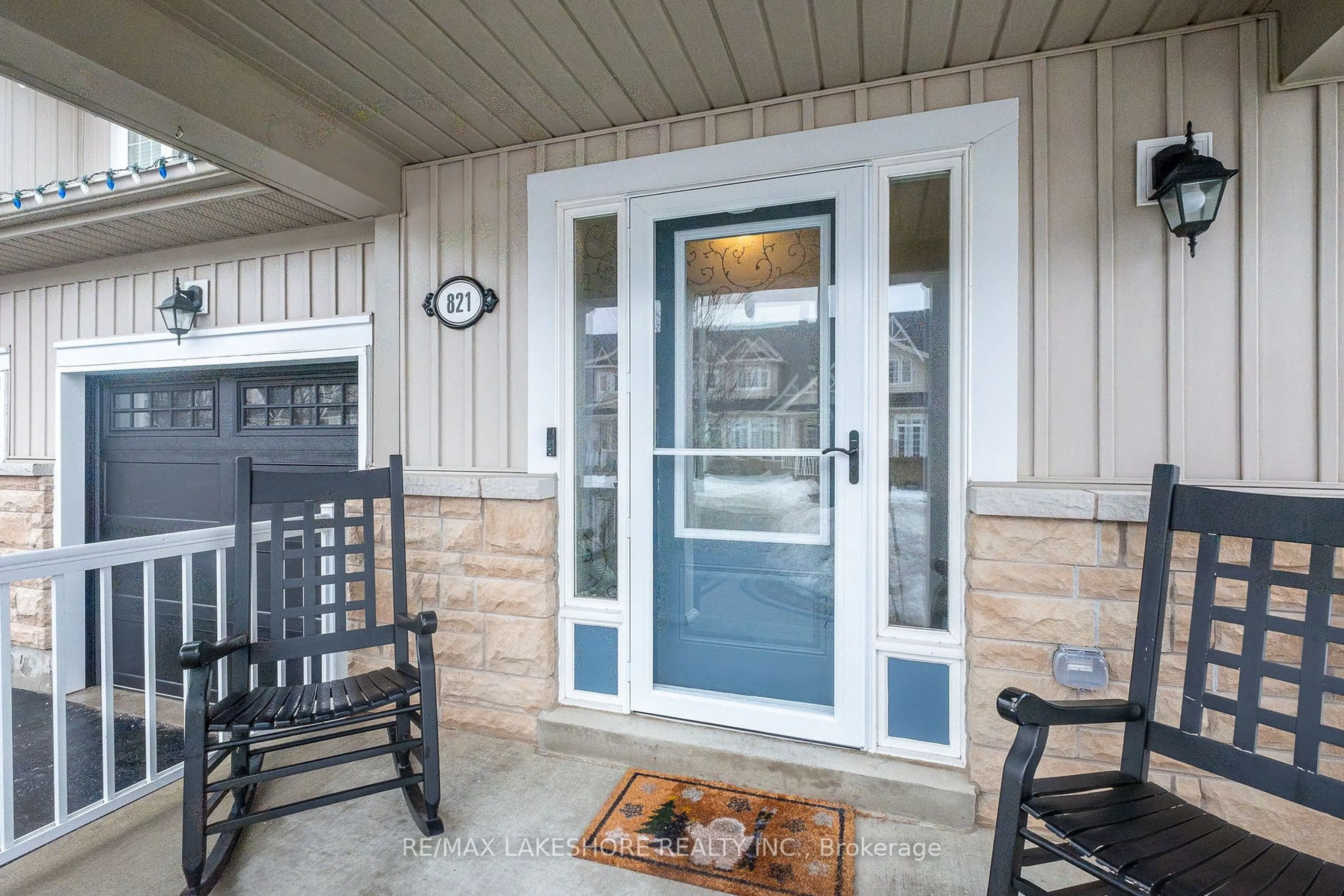 Indoor entryway for 821 Leslie St, Cobourg Ontario K9A 5N9