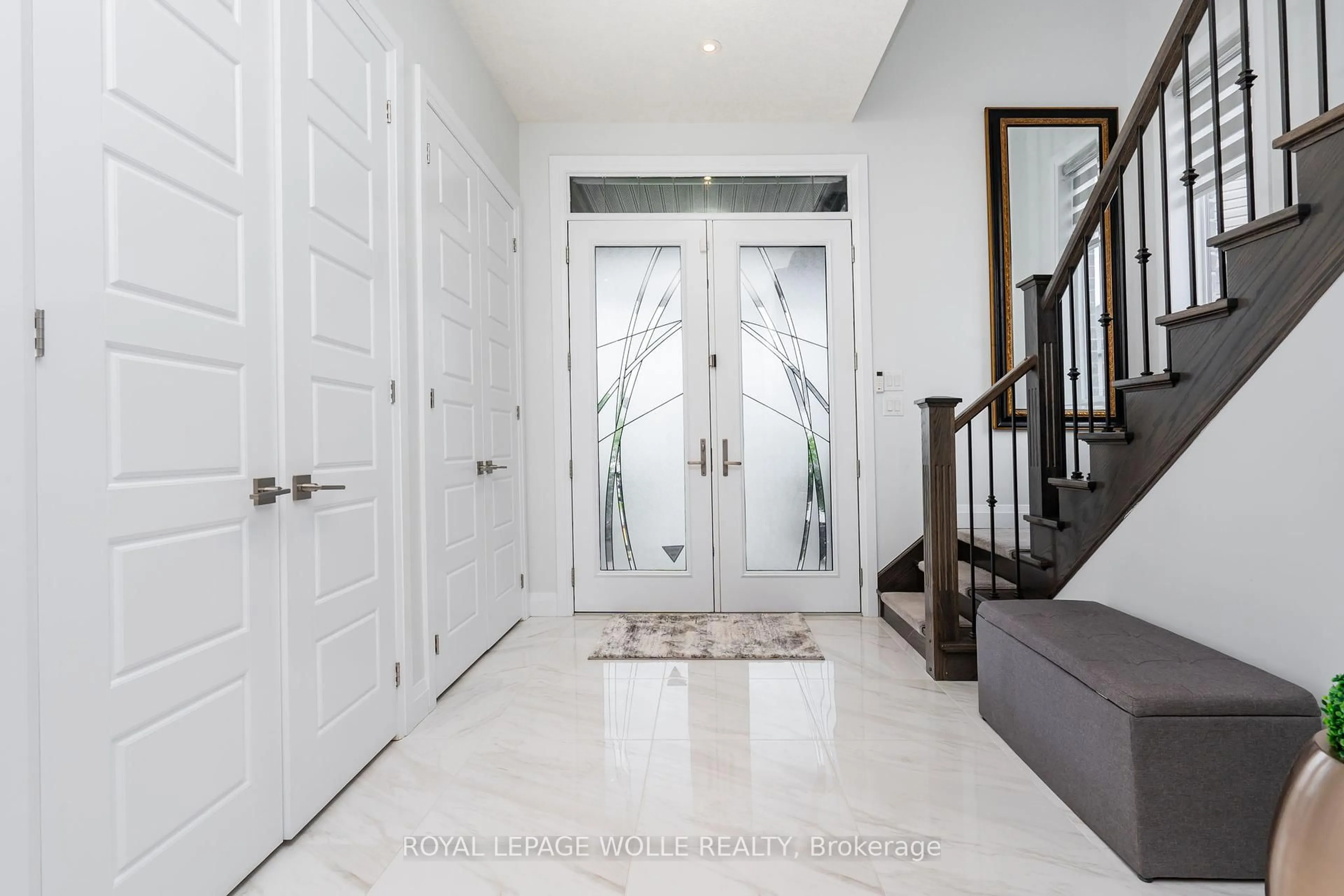 Indoor entryway for 920 River Ridge Crt, Kitchener Ontario N2A 0H2