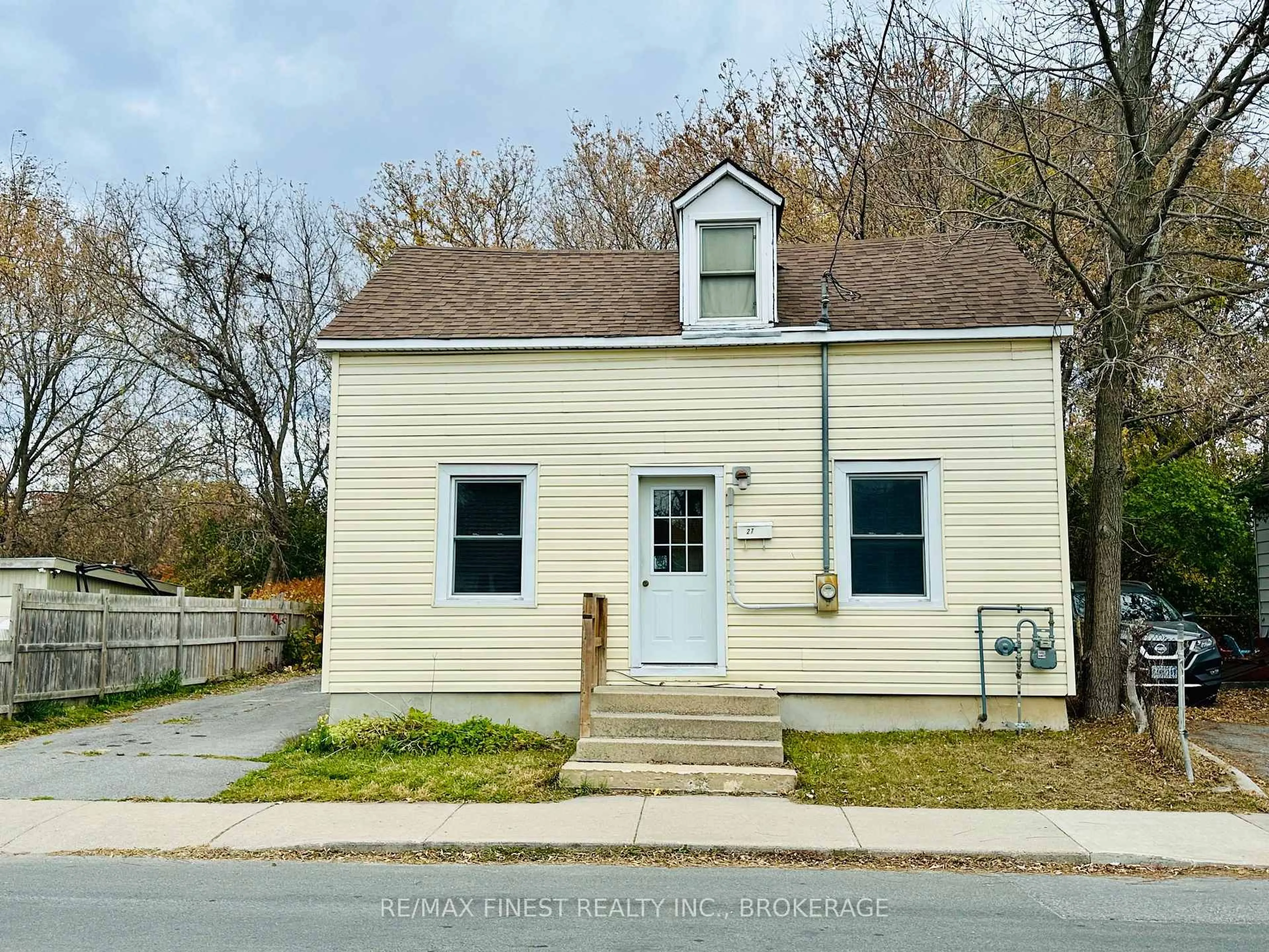 A pic from outside/outdoor area/front of a property/back of a property/a pic from drone, street for 27 Hickson Ave, Kingston Ontario K7K 2N4