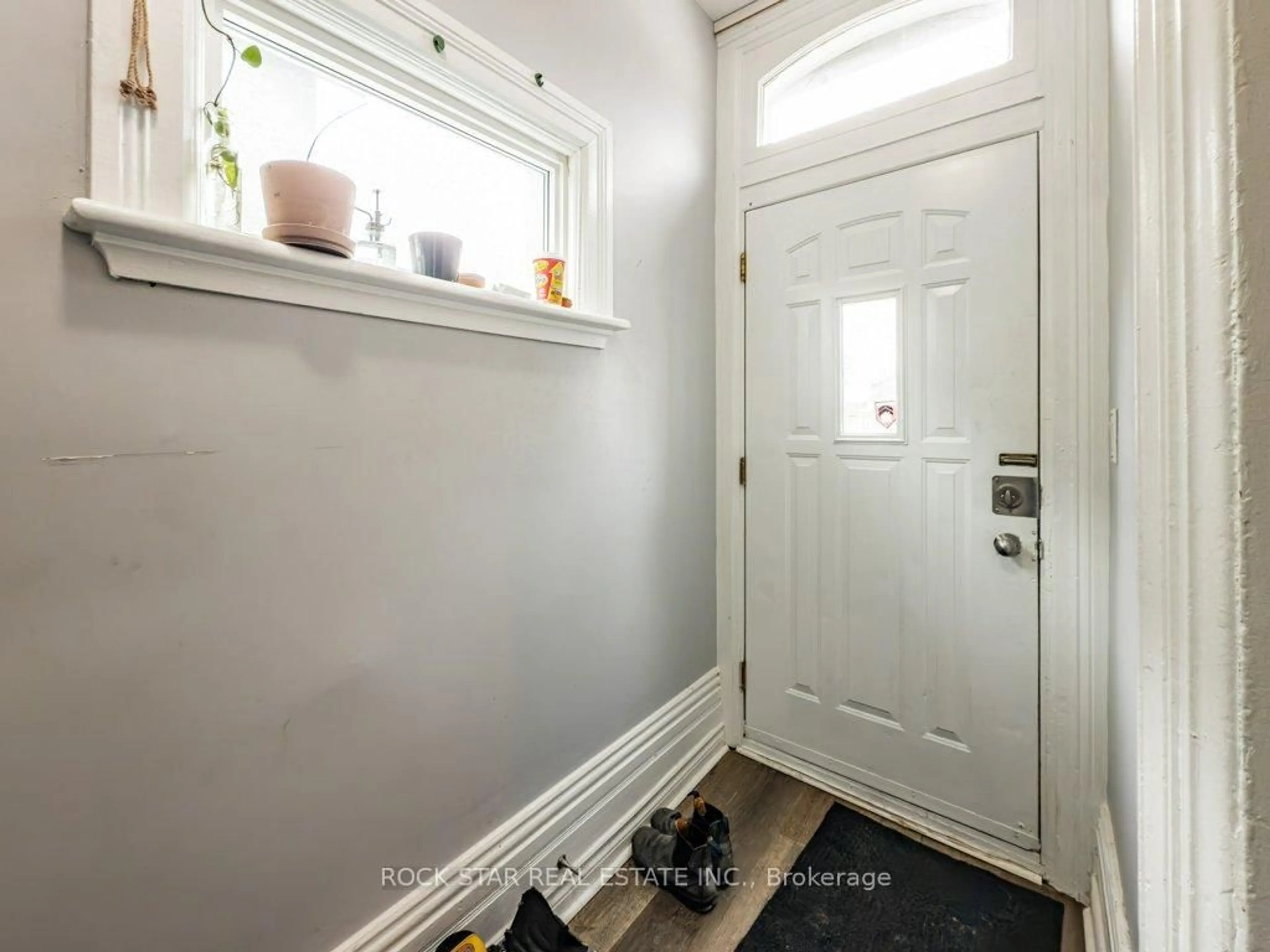 Indoor entryway for 28 Ontario St, Brantford Ontario N3S 2B8