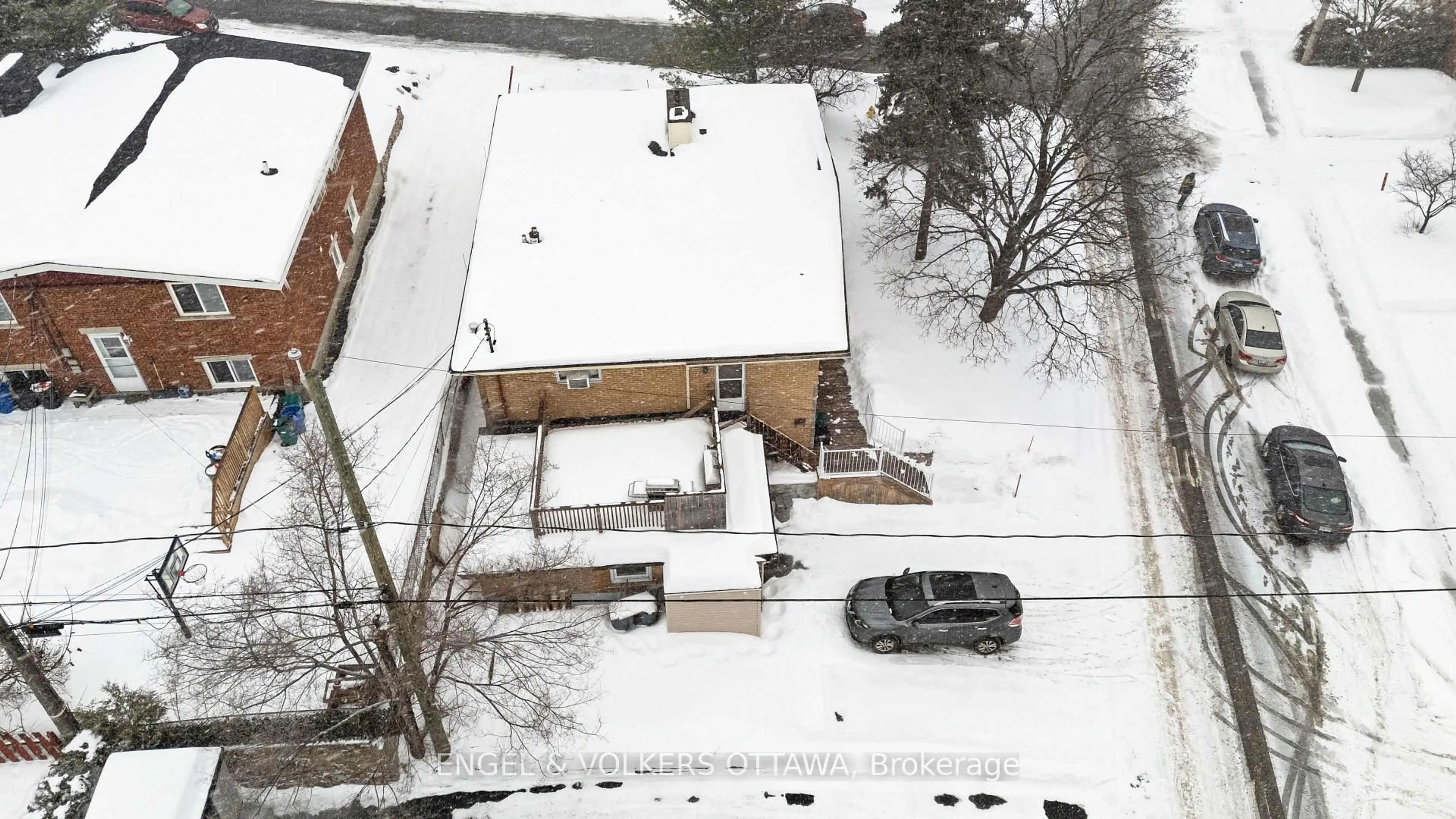 A pic from outside/outdoor area/front of a property/back of a property/a pic from drone, building for 73 Lavergne St, Vanier and Kingsview Park Ontario K1L 5E9