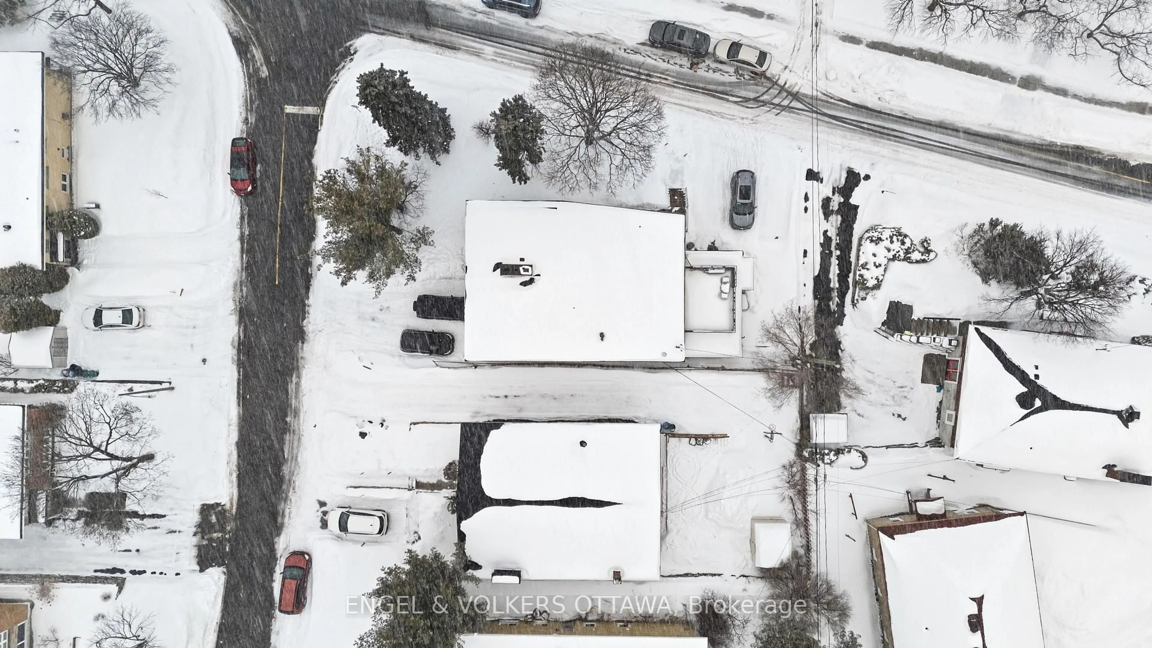 A pic from outside/outdoor area/front of a property/back of a property/a pic from drone, street for 73 Lavergne St, Vanier and Kingsview Park Ontario K1L 5E9