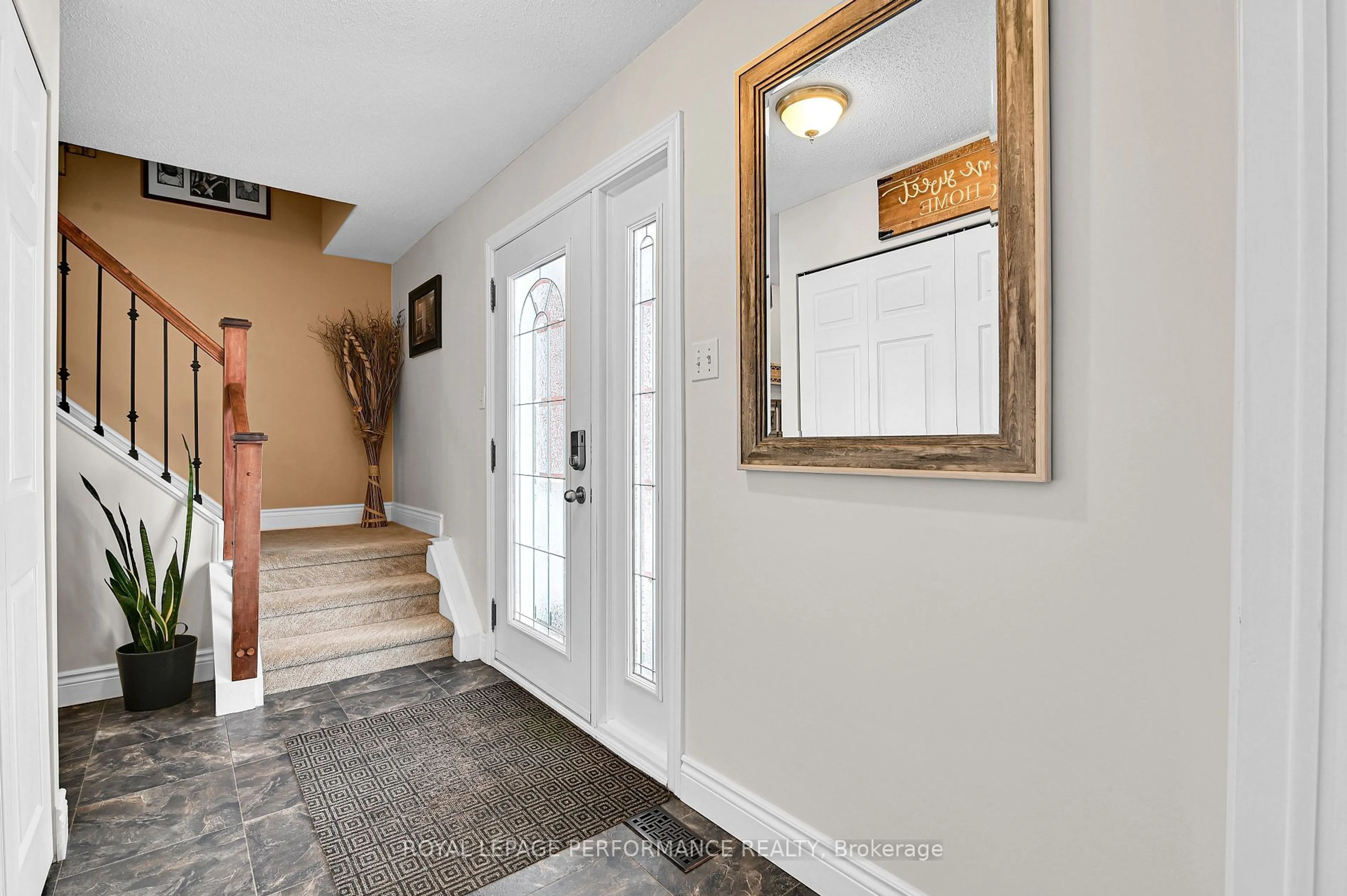 Indoor entryway for 11 PROMENADE Blvd, Russell Ontario K0A 1W1