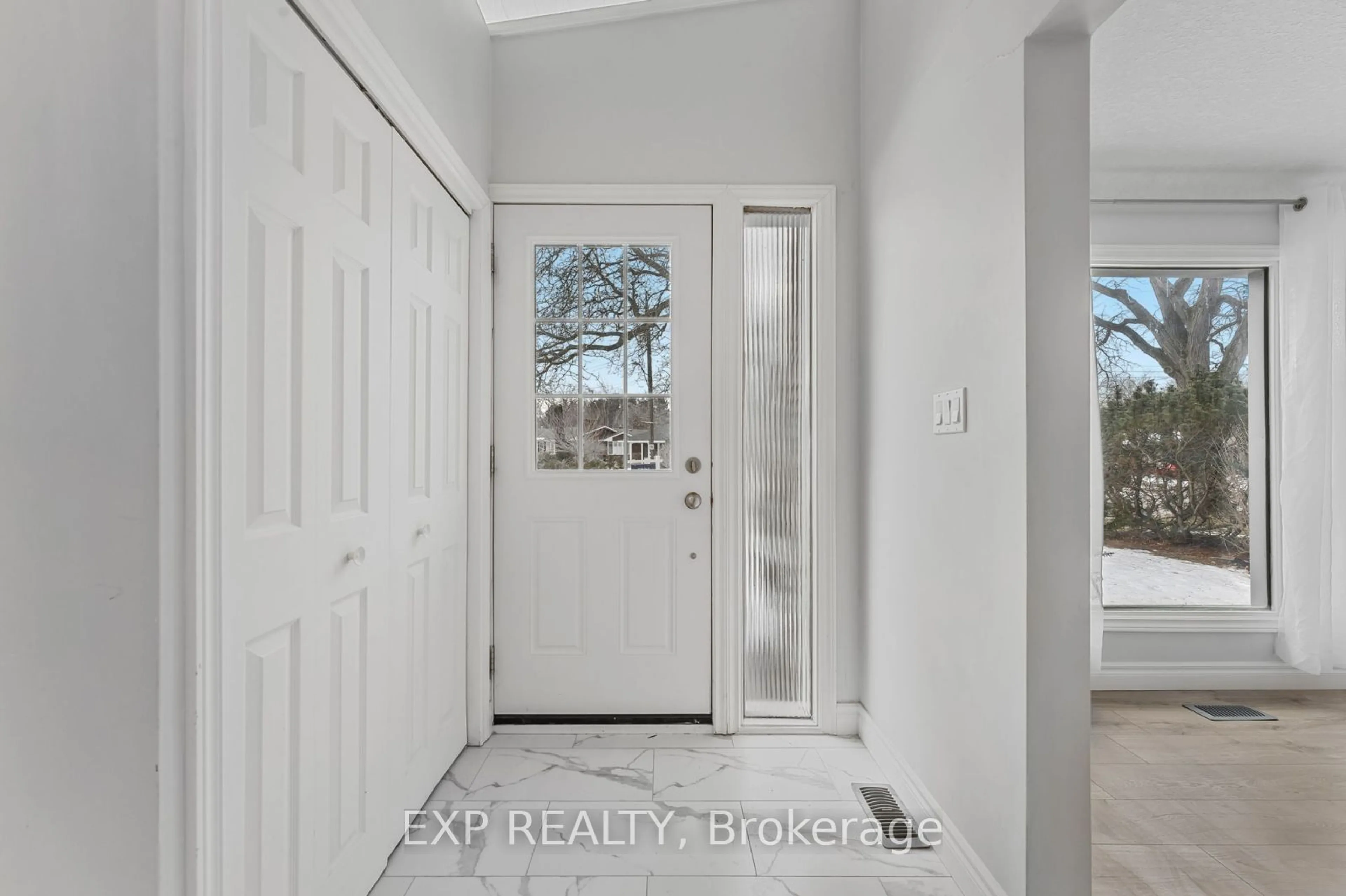 Indoor entryway for 97 VILLAGE Rd, St. Catharines Ontario L2T 3C2