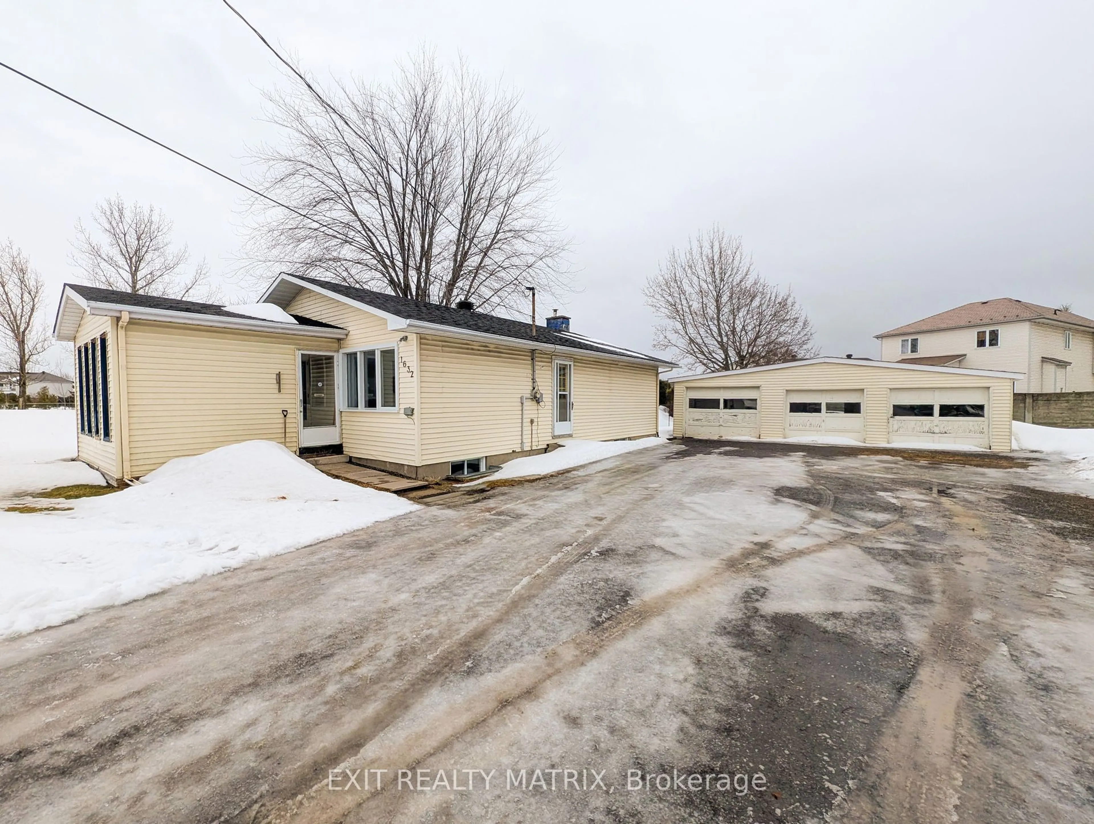 A pic from outside/outdoor area/front of a property/back of a property/a pic from drone, street for 1632 Trim Rd, Orleans Ontario K4A 3P8