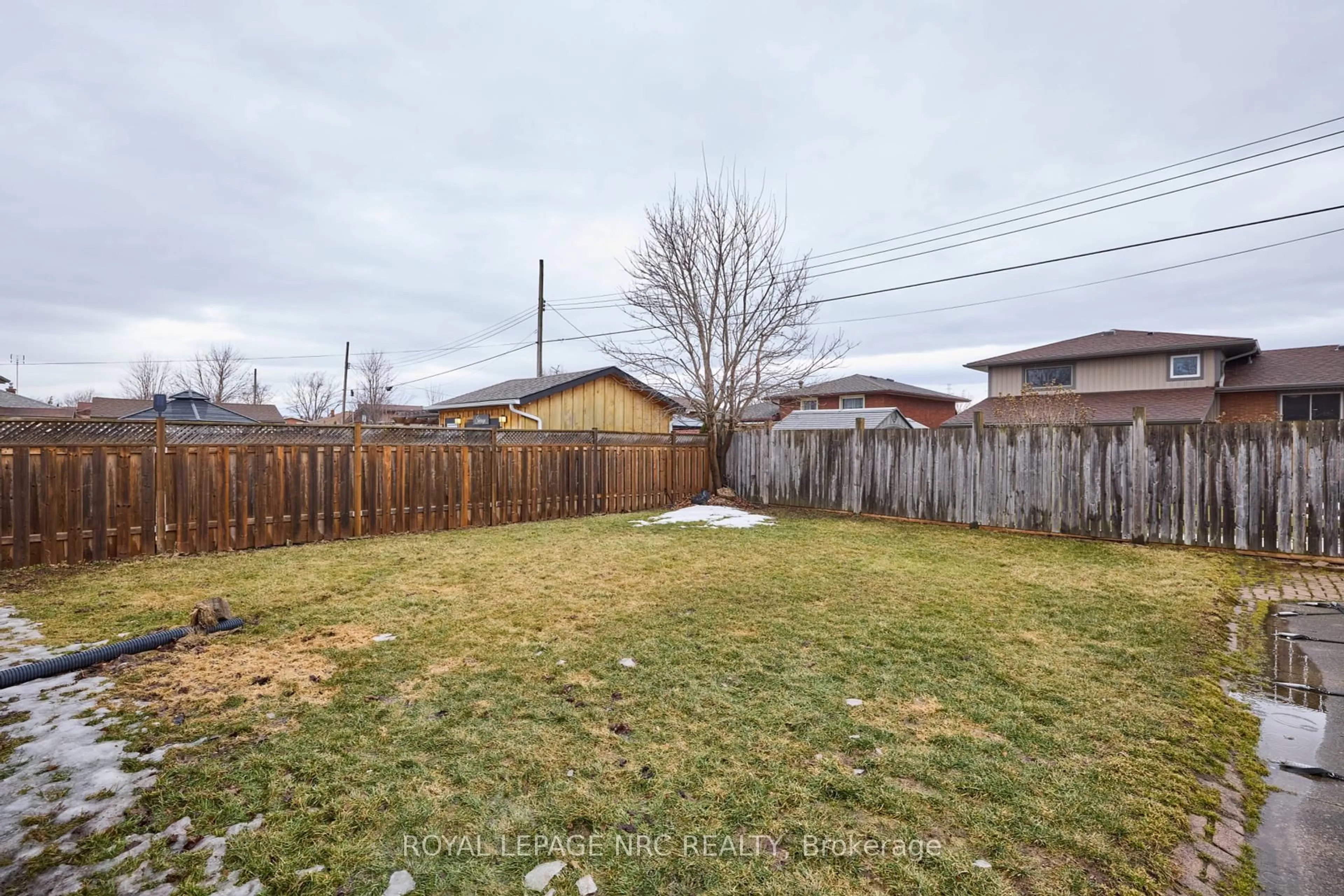 A pic from outside/outdoor area/front of a property/back of a property/a pic from drone, street for 77 Balmoral Ave, Welland Ontario L3B 1S5