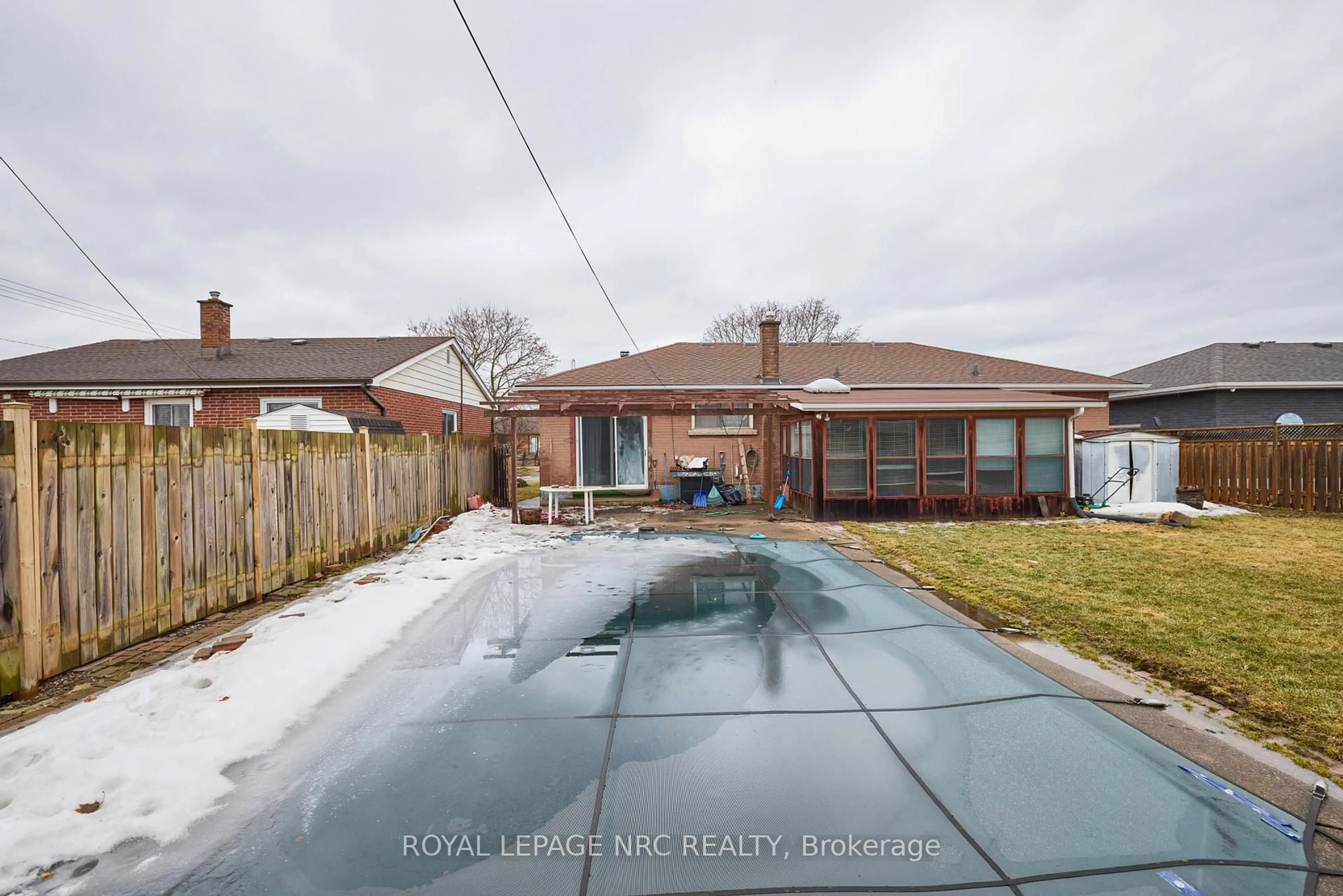 A pic from outside/outdoor area/front of a property/back of a property/a pic from drone, street for 77 Balmoral Ave, Welland Ontario L3B 1S5