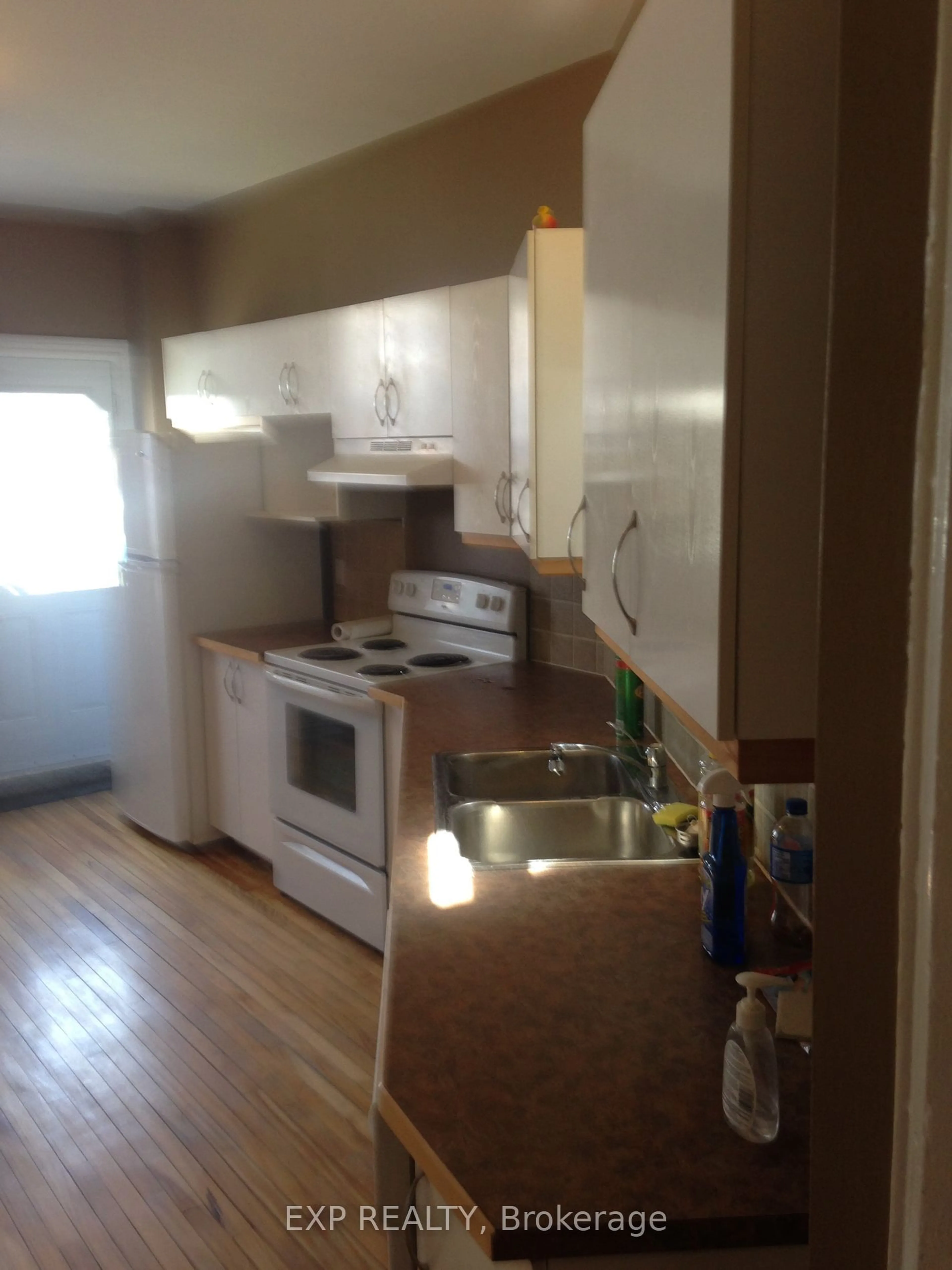 Standard kitchen, wood/laminate floor for 37 YORK St, Cornwall Ontario K6J 3Y7