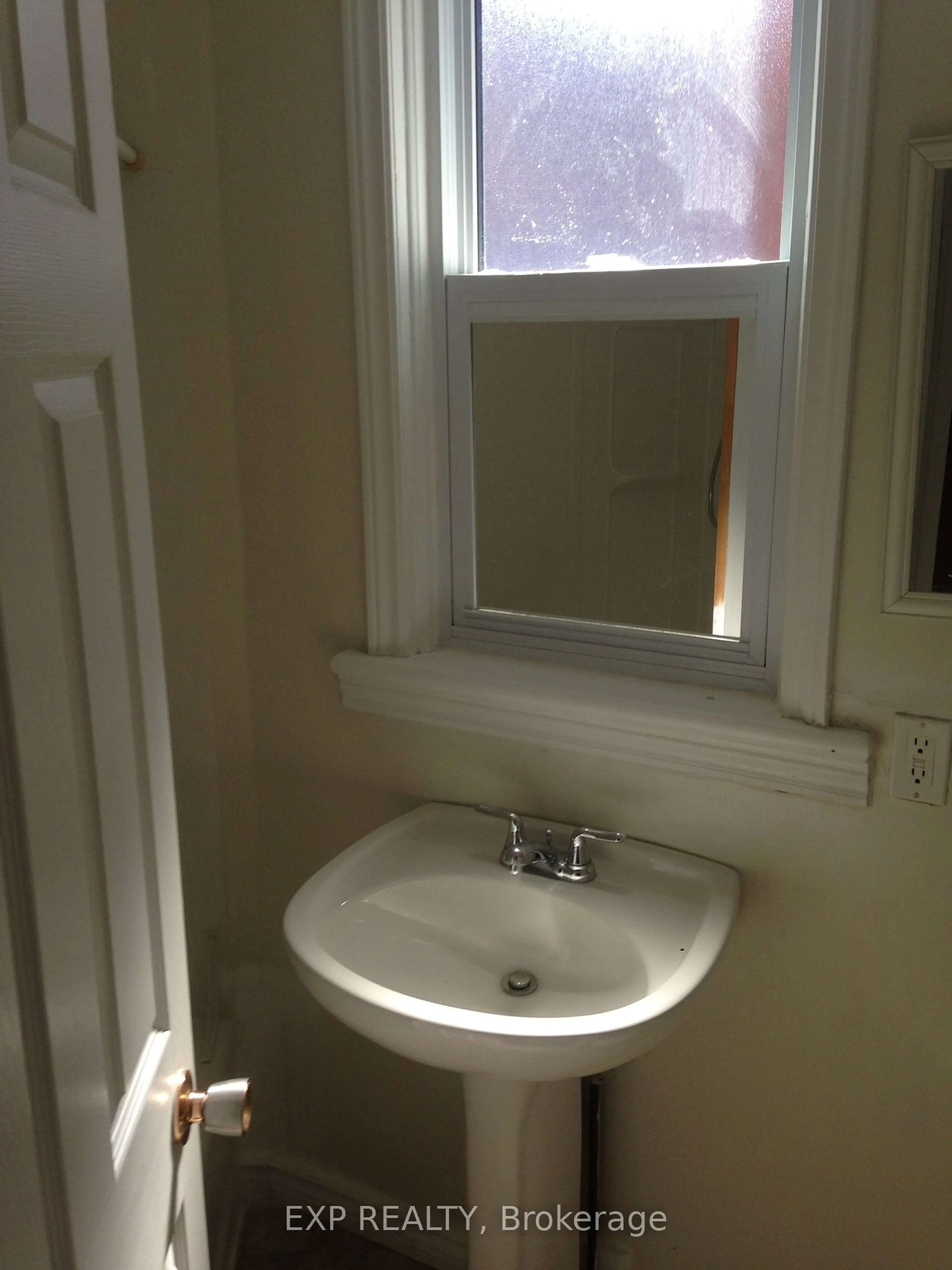 A pic of a room for 37 YORK St, Cornwall Ontario K6J 3Y7