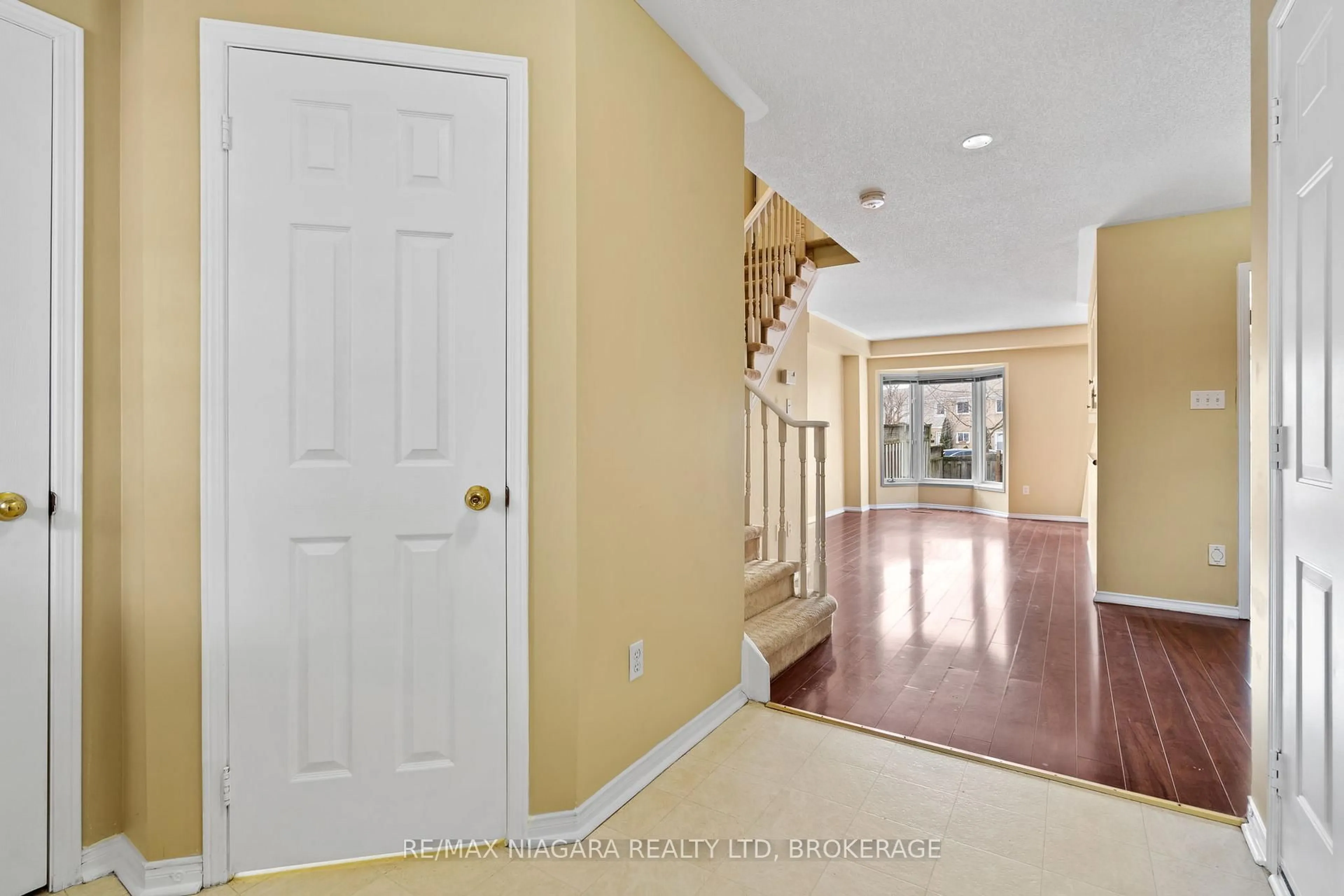 Indoor entryway for 174 DOROTHY St, St. Catharines Ontario L2N 7R4