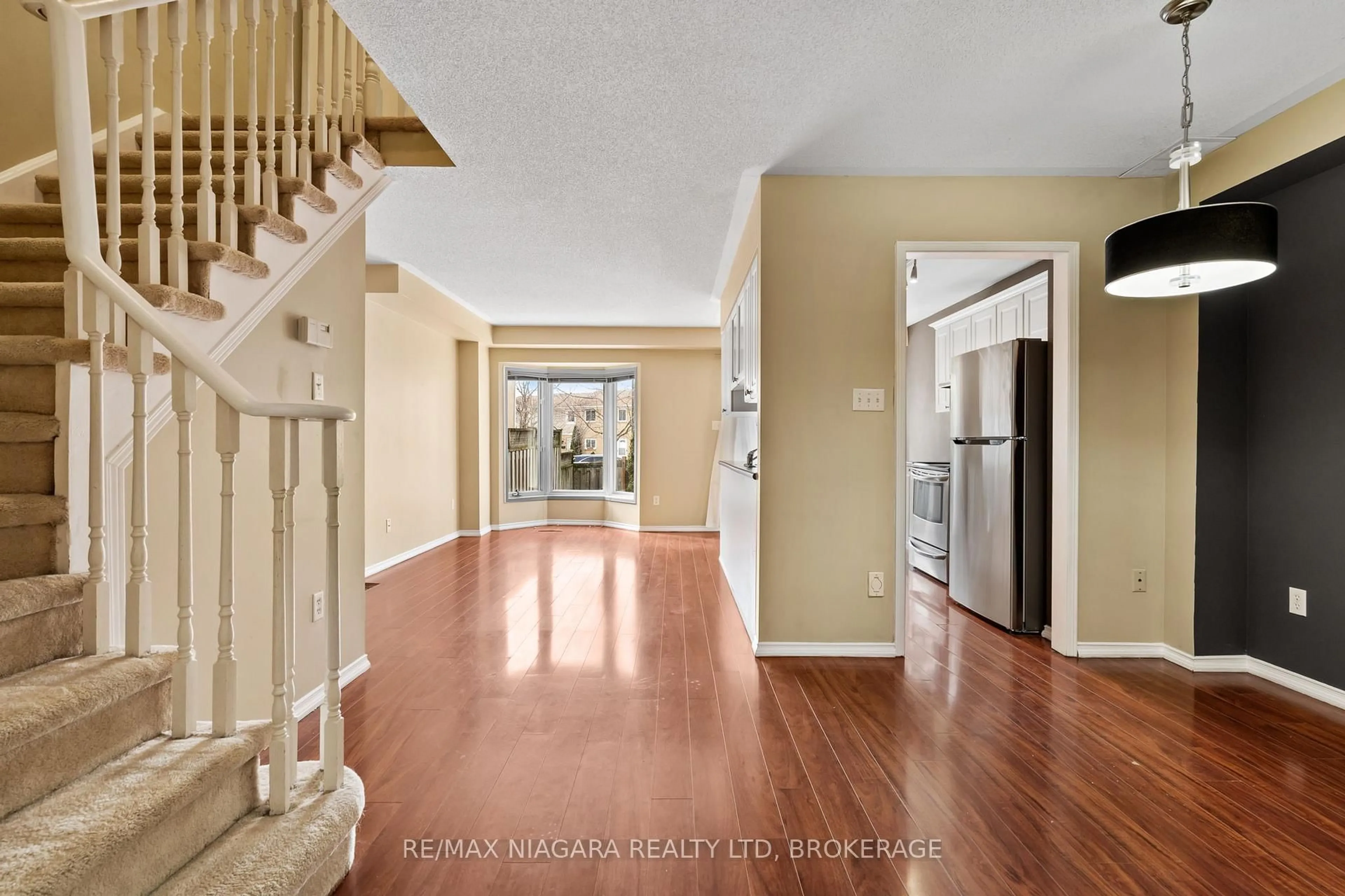 Indoor entryway for 174 DOROTHY St, St. Catharines Ontario L2N 7R4