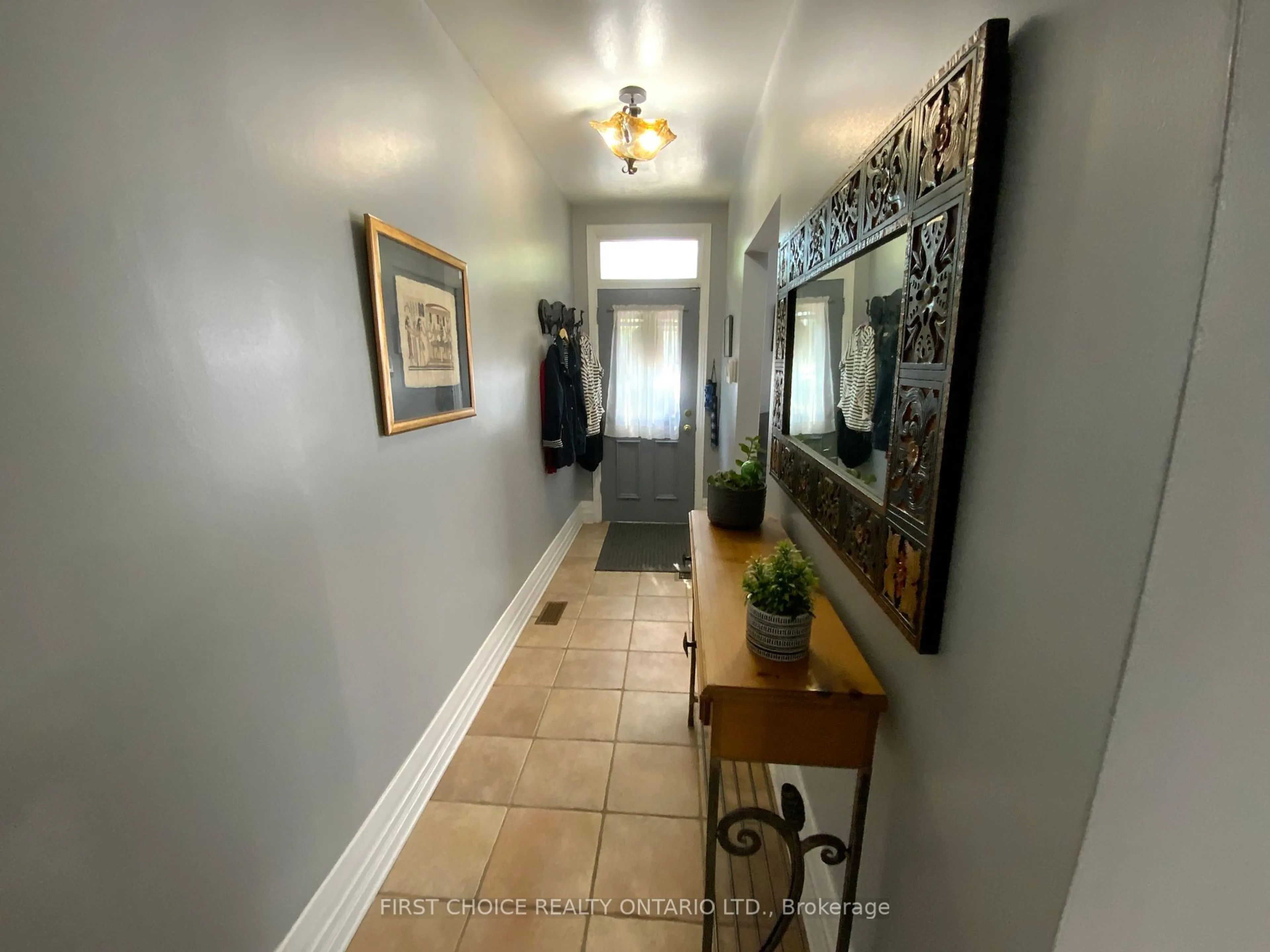 Indoor entryway for 245 York St, Lower Town - Sandy Hill Ontario K1N 5T9