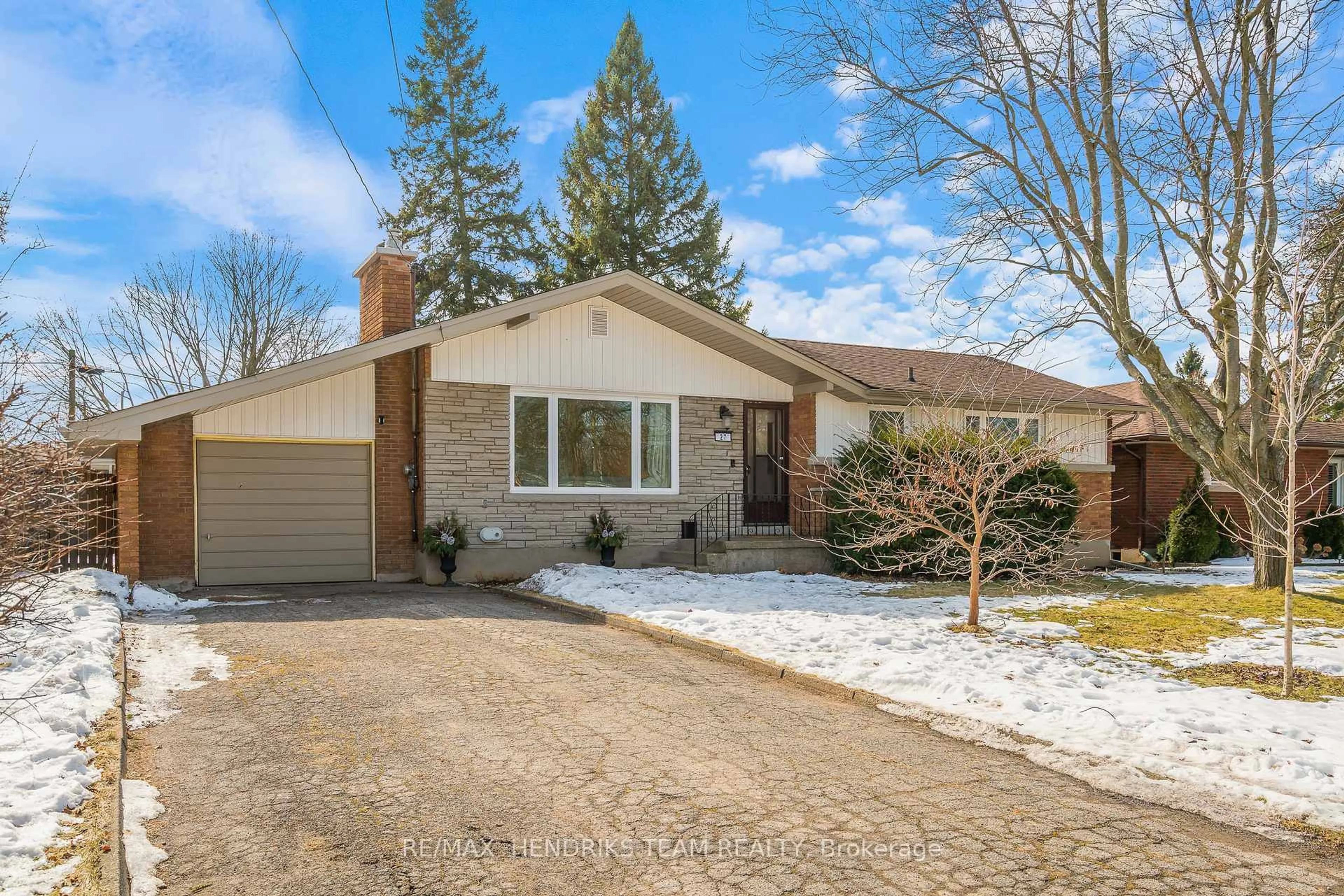 Home with brick exterior material, street for 27 Northwood Dr, St. Catharines Ontario L2M 4K1