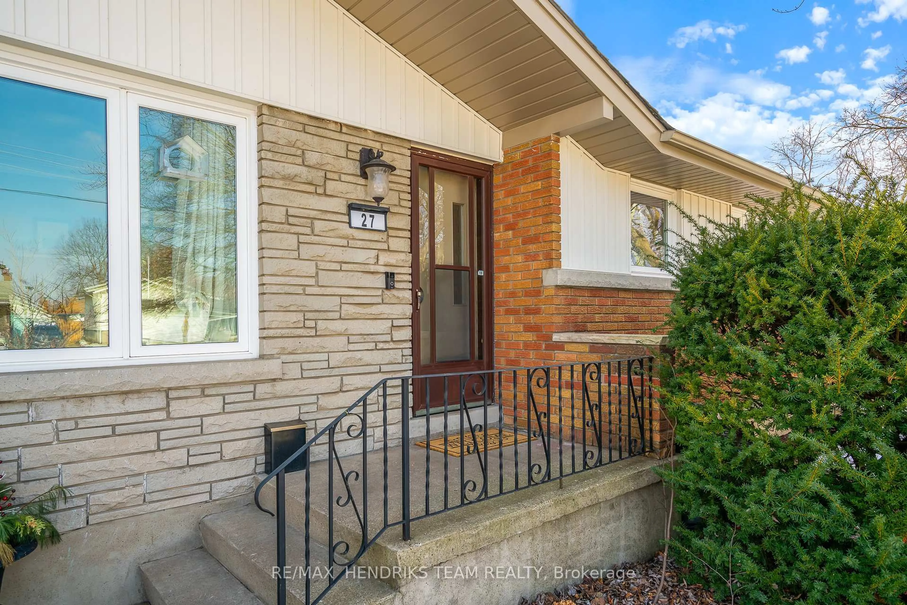 Home with brick exterior material, street for 27 Northwood Dr, St. Catharines Ontario L2M 4K1