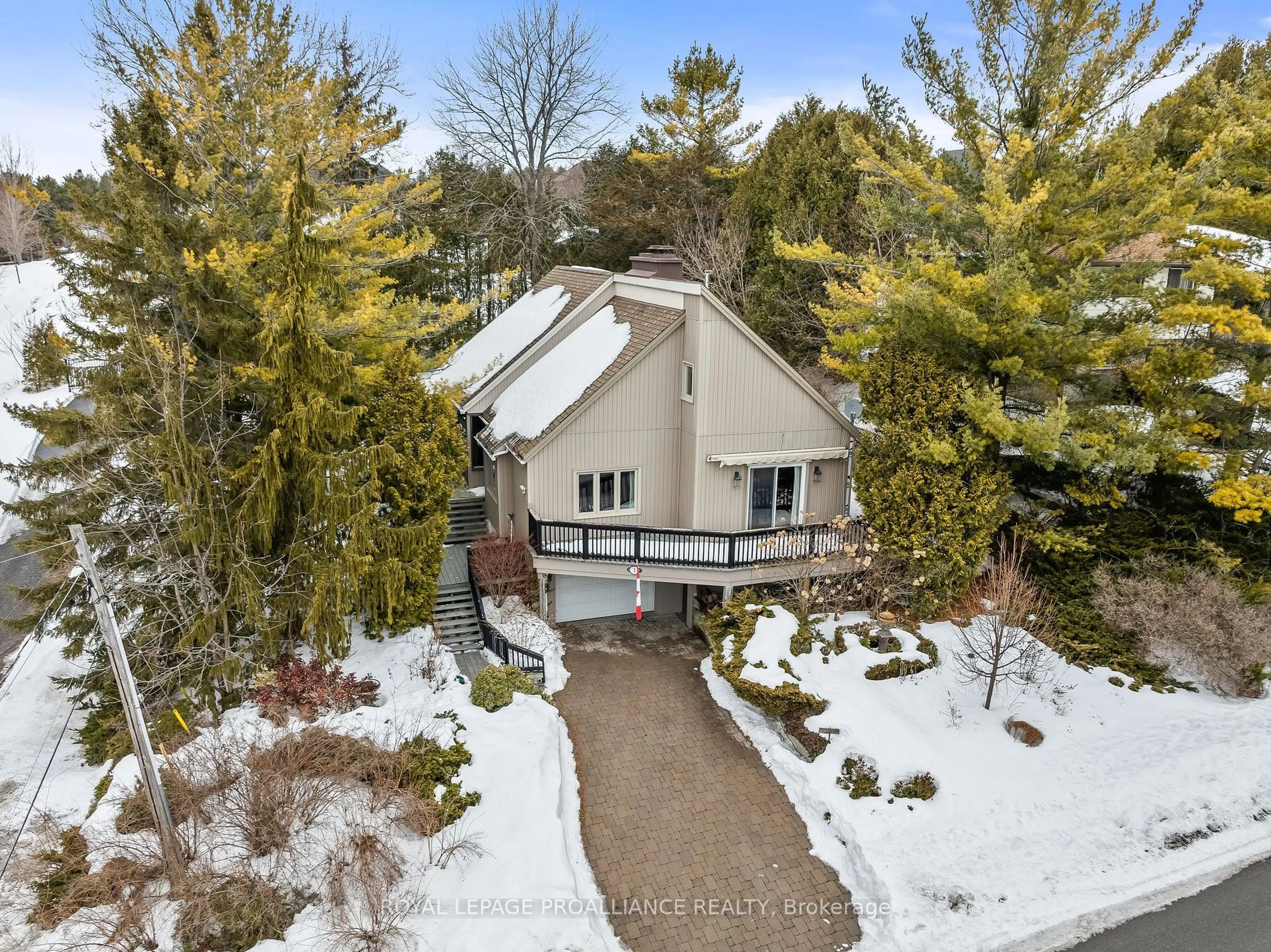 A pic from outside/outdoor area/front of a property/back of a property/a pic from drone, unknown for 2 Lakeview Hts, Brighton Ontario K0K 1H0