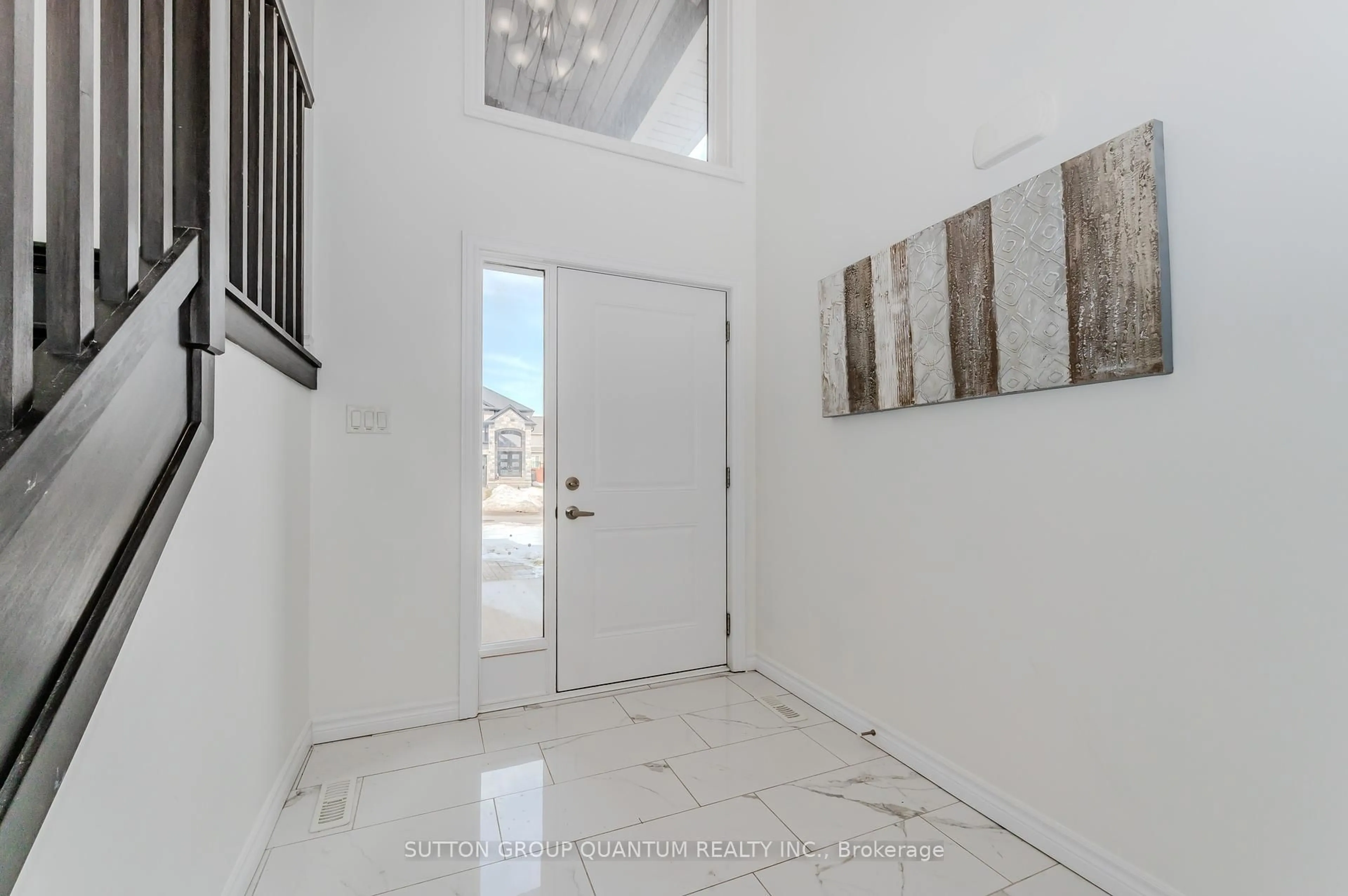 Indoor foyer for 2051 Gough Ave, London Ontario N5X 4P8