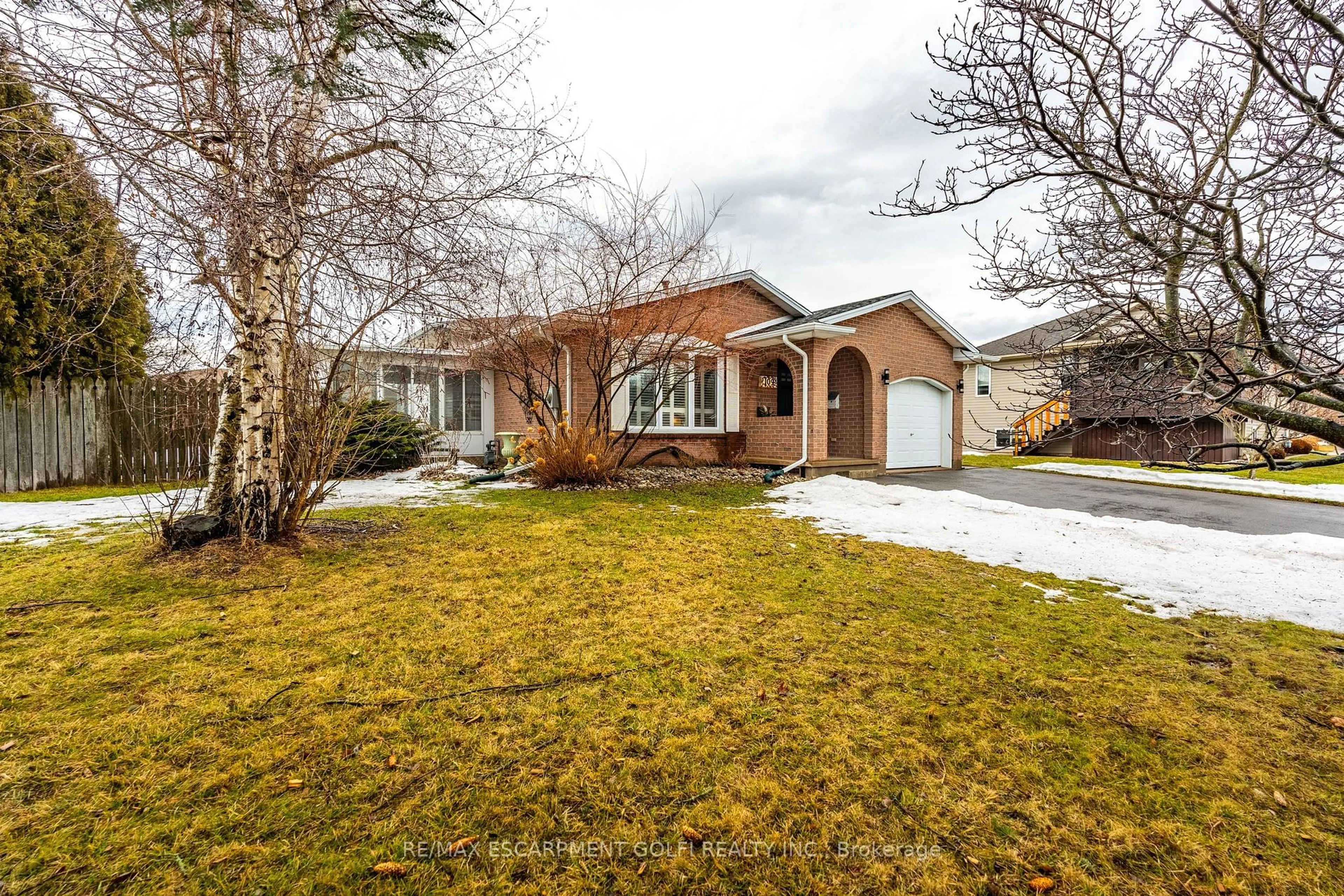 A pic from outside/outdoor area/front of a property/back of a property/a pic from drone, street for 109 Larchwood Circ, Welland Ontario L3C 6T1