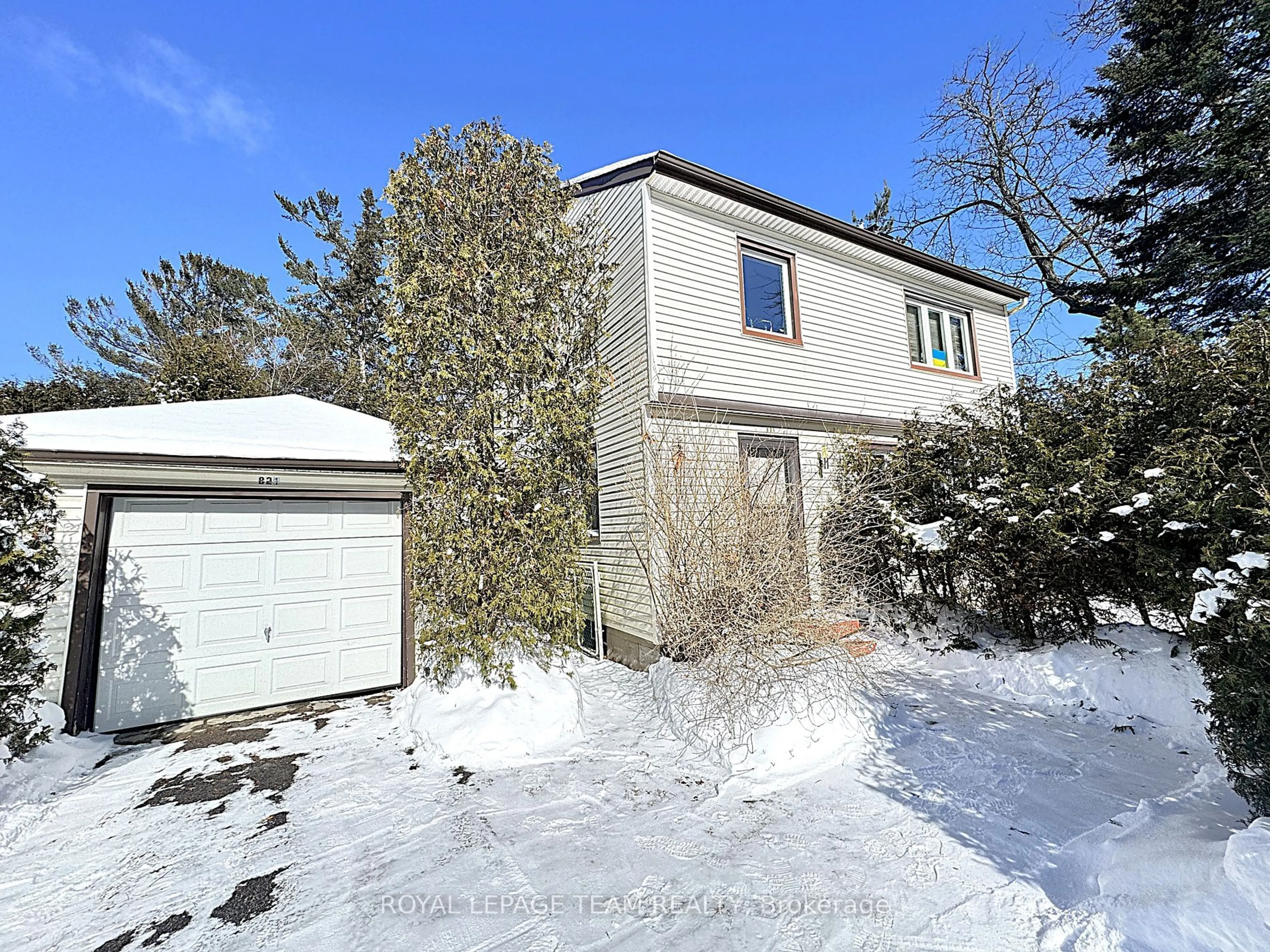 A pic from outside/outdoor area/front of a property/back of a property/a pic from drone, street for 821 Eastbourne Ave, Manor Park - Cardinal Glen and Area Ontario K1K 0H8