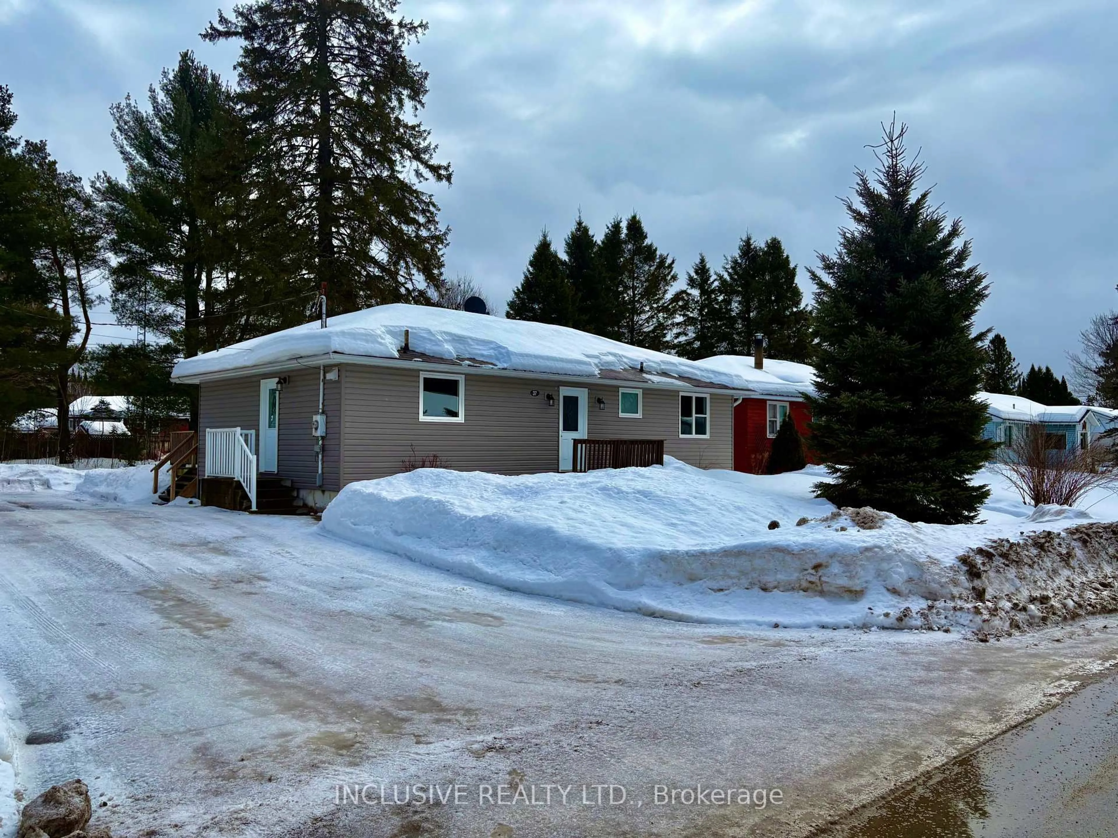 A pic from outside/outdoor area/front of a property/back of a property/a pic from drone, street for 37 Sprucedale St, Highlands East Ontario K0L 1M0