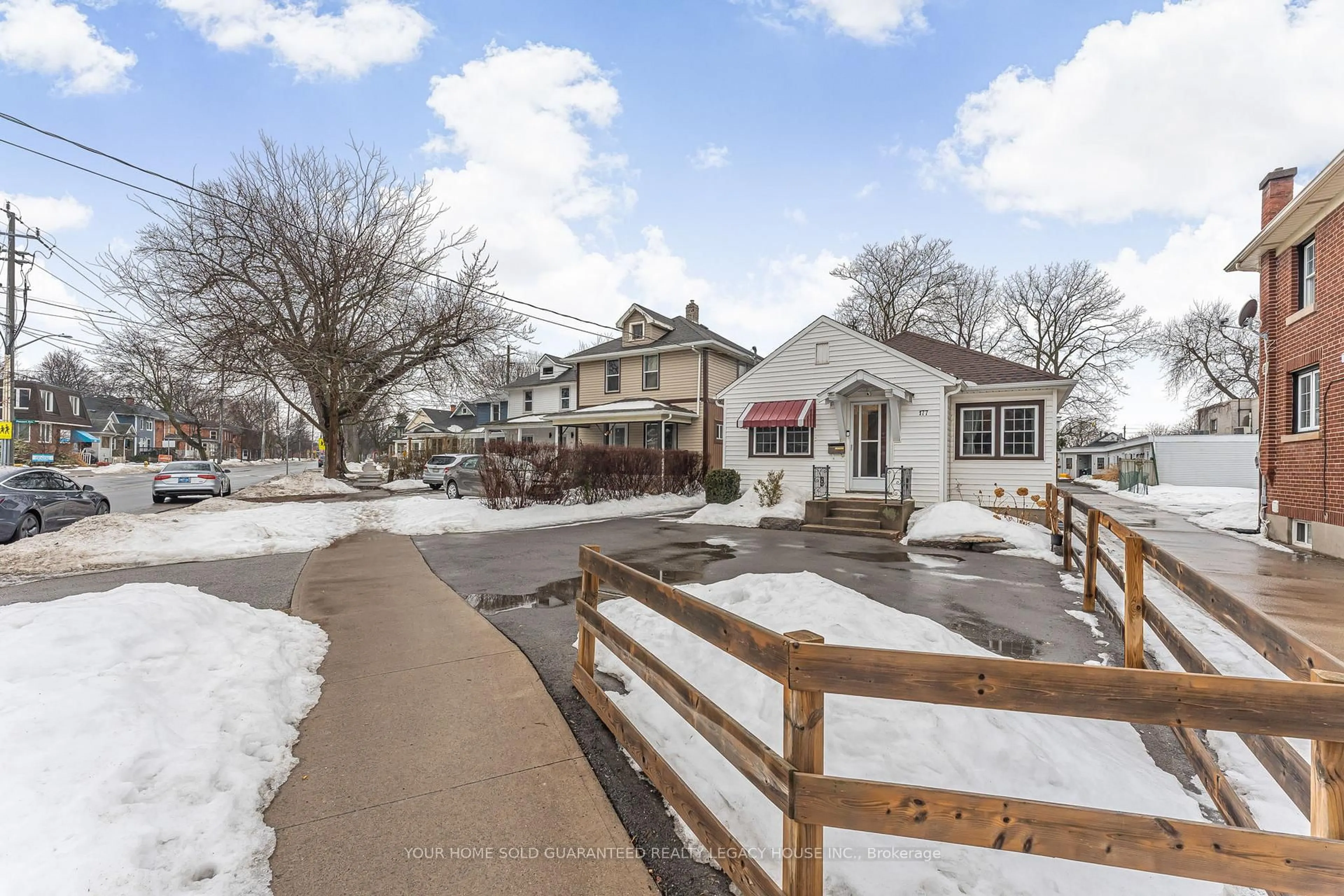 A pic from outside/outdoor area/front of a property/back of a property/a pic from drone, street for 177 Lake St, St. Catharines Ontario L2R 5Y8