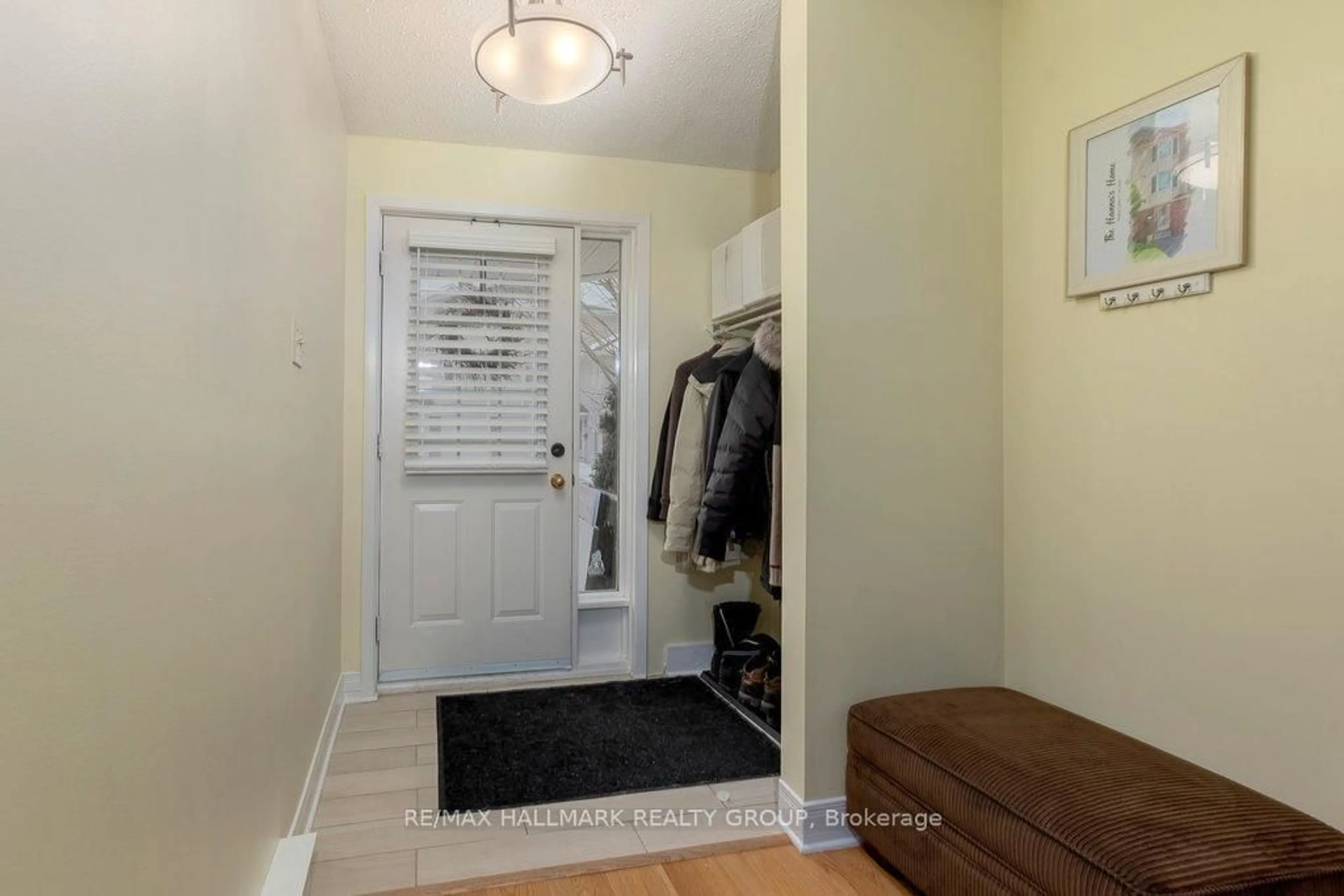 Indoor entryway for 223 Harriot, Hunt Club - South Keys and Area Ontario K1T 3E1