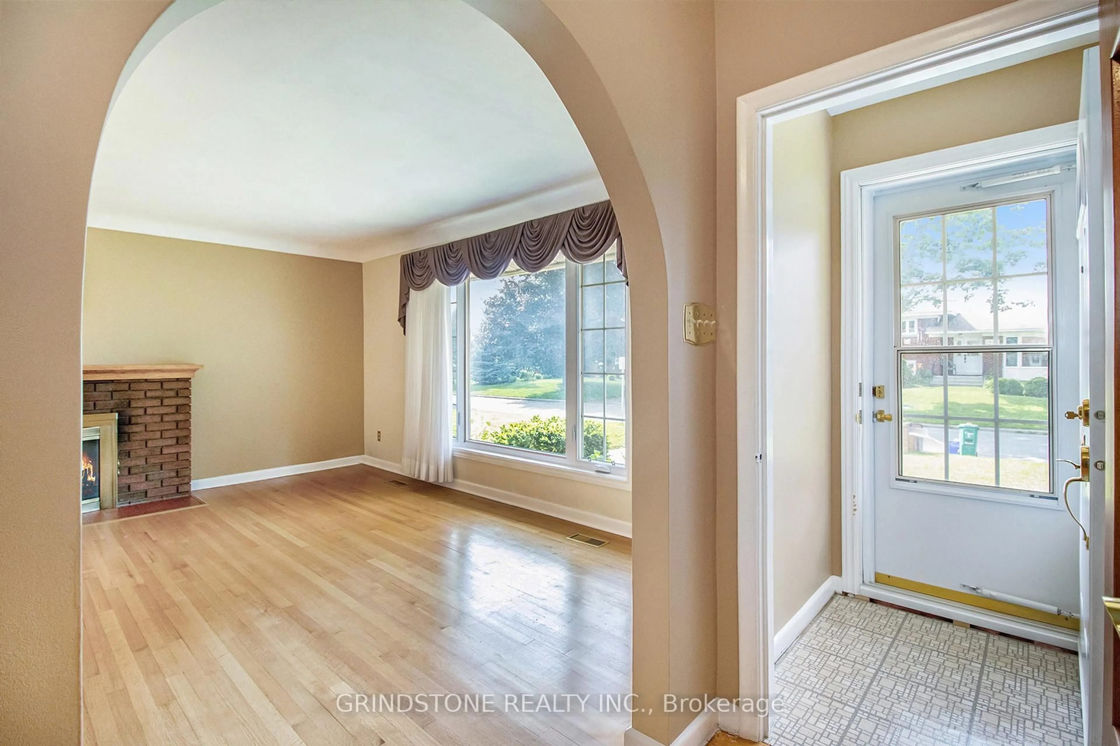 Indoor entryway for 1806 Forman Ave, Belair Park - Copeland Park and Area Ontario K2C 1A8