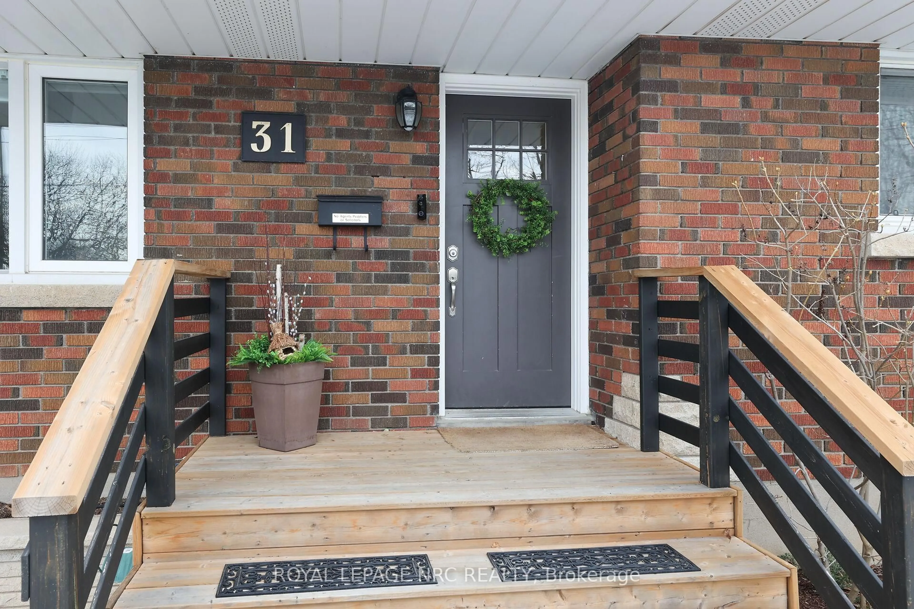 Indoor entryway for 31 Tamarack Ave, St. Catharines Ontario L2M 3C1