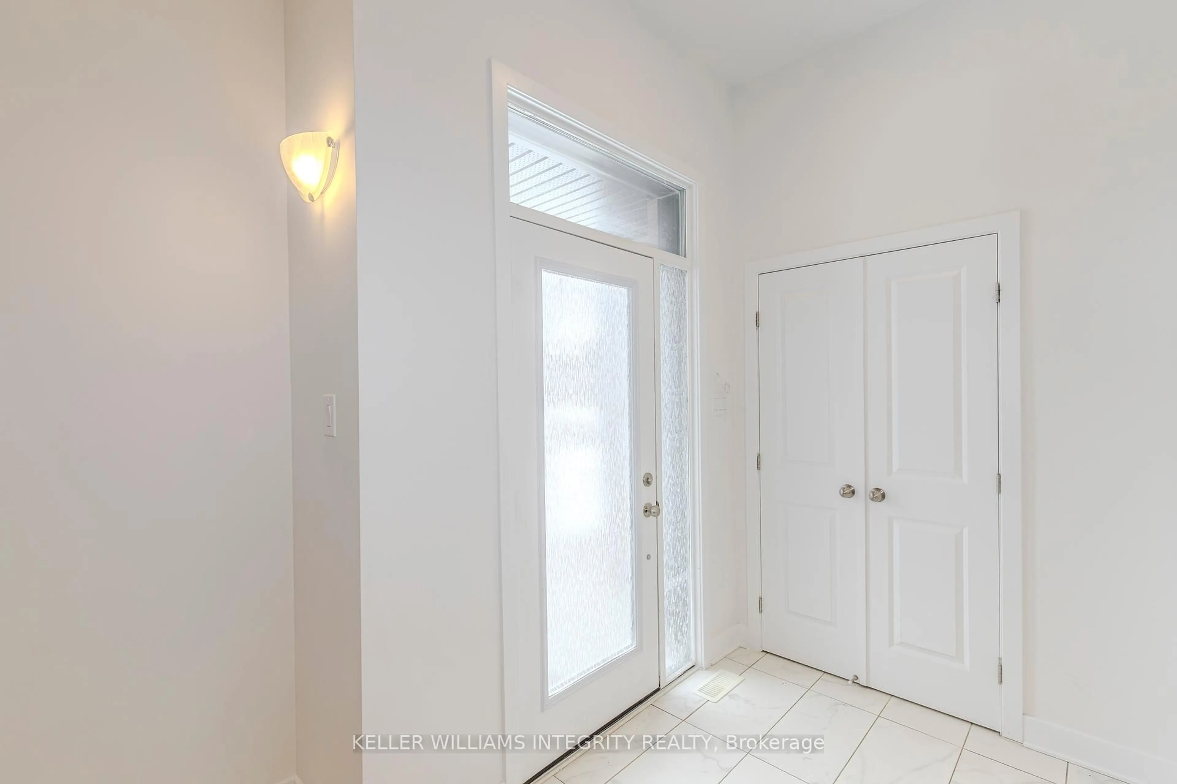 Indoor entryway for 225 Lift Lane, Kanata Ontario K2V 0M7