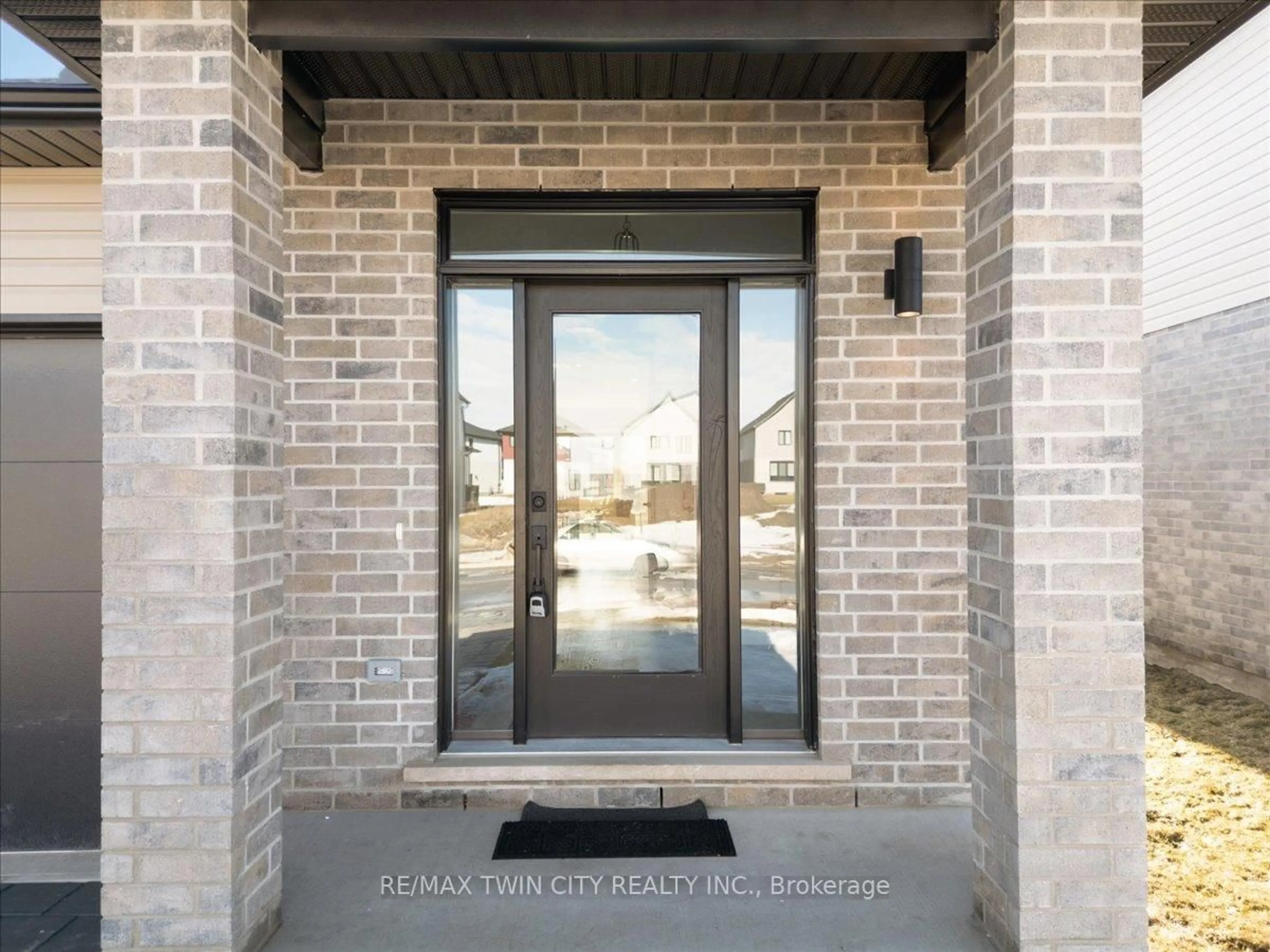 Indoor entryway for 3854 Big Leaf Tr, London Ontario N6P 0J8