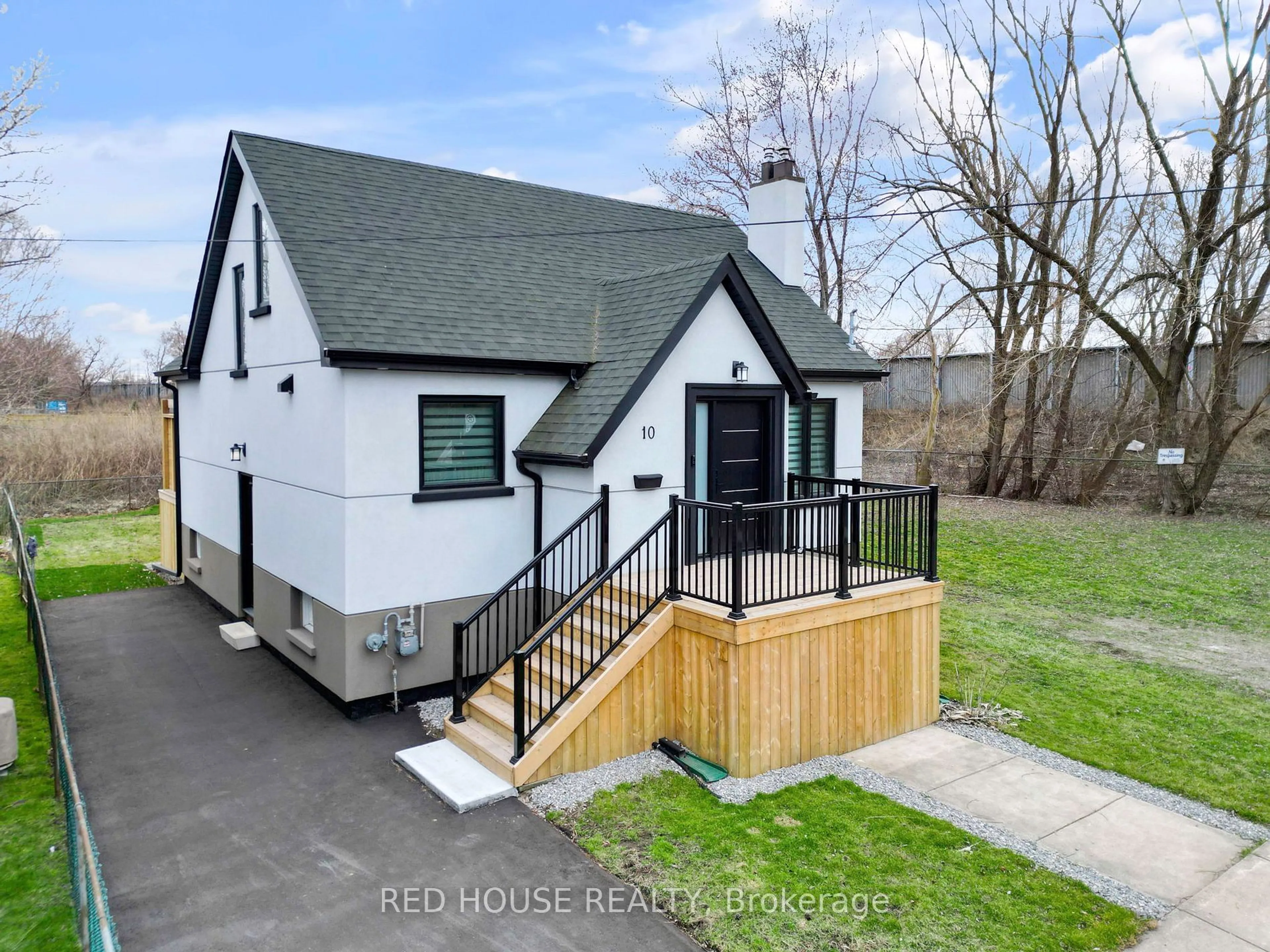 A pic from outside/outdoor area/front of a property/back of a property/a pic from drone, street for 10 Bayside Ave, Hamilton Ontario L8H 7B4