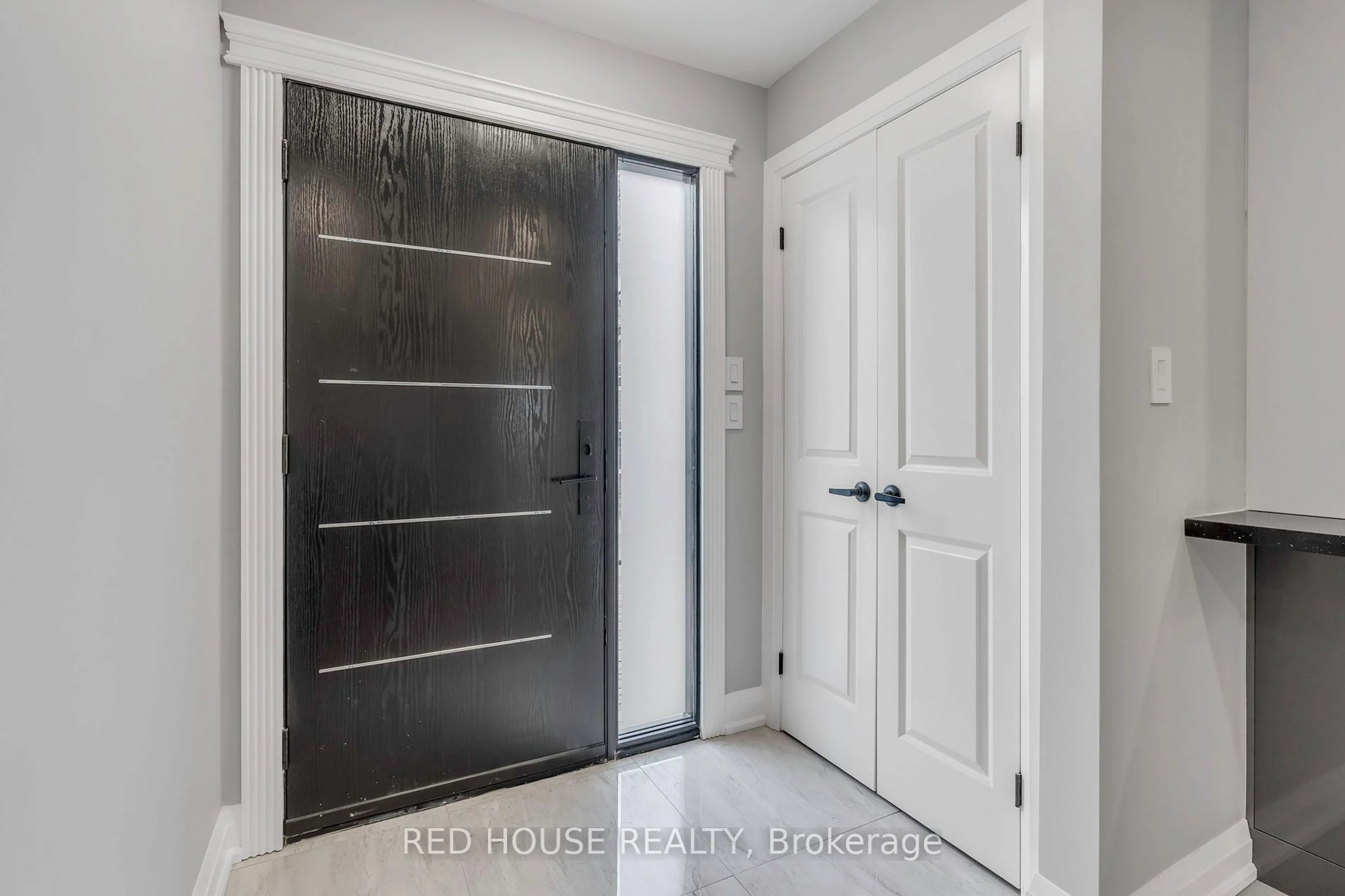 Indoor entryway for 10 Bayside Ave, Hamilton Ontario L8H 7B4