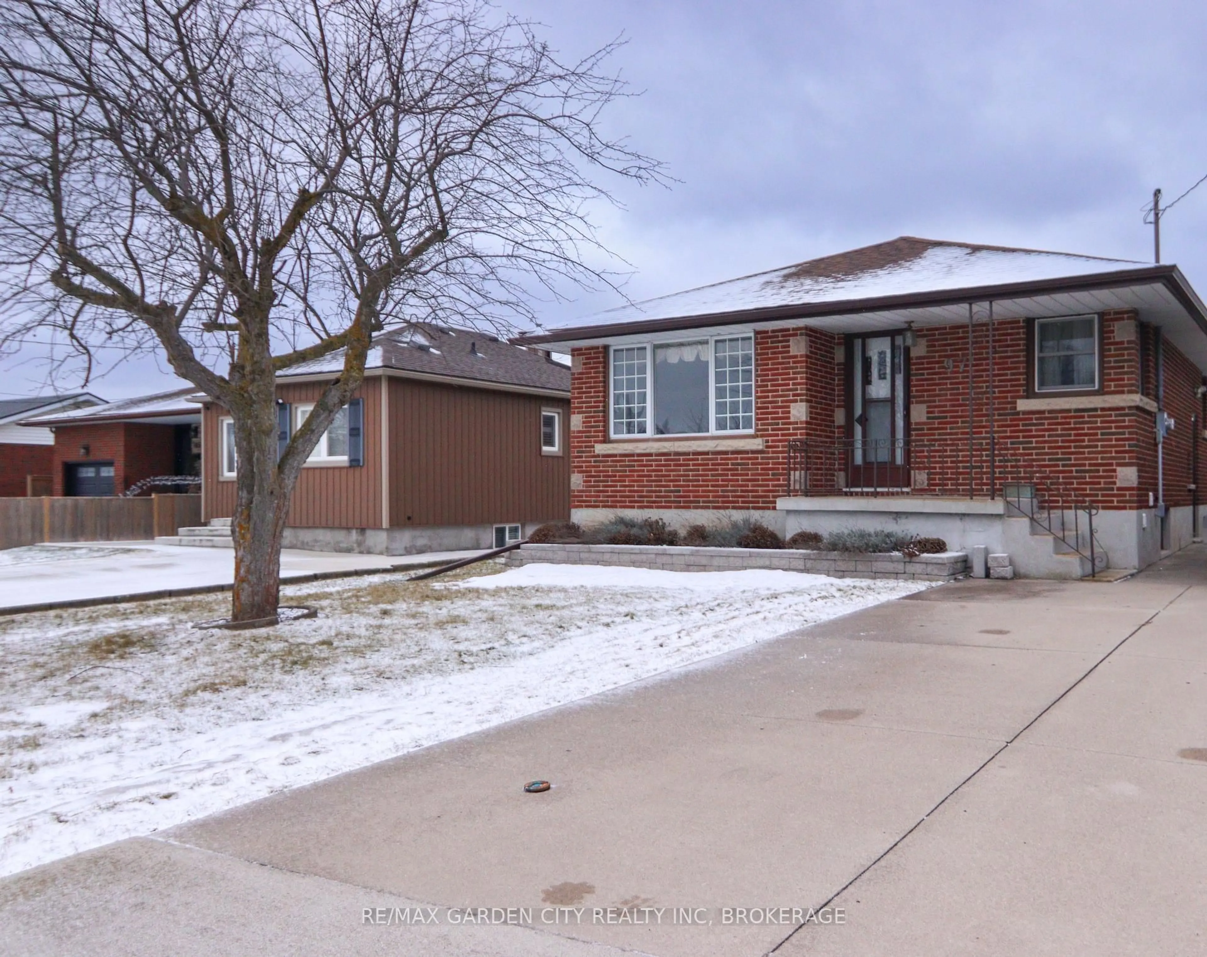 Home with brick exterior material, street for 97 Collier Rd, Thorold Ontario L2V 3T3