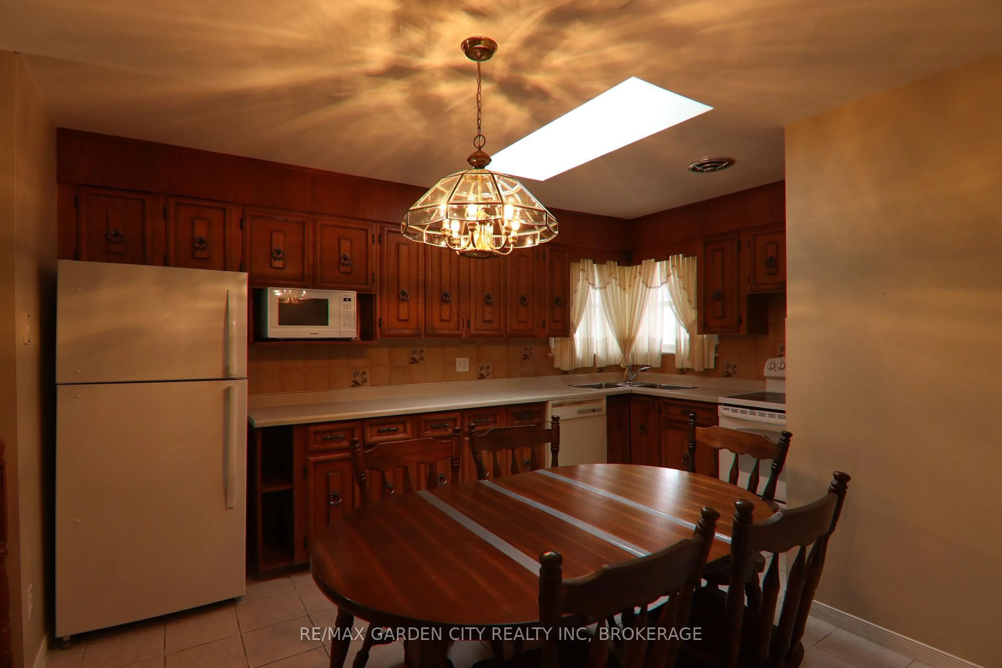 Standard kitchen, unknown for 97 Collier Rd, Thorold Ontario L2V 3T3